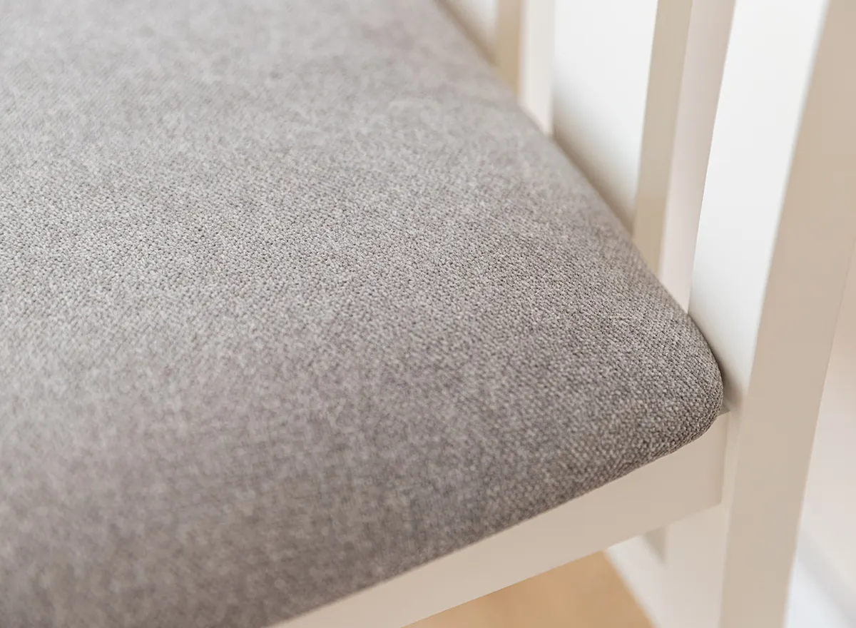 Krzesło BELLUNO ELEGANTE 10 z jasnoszarym siedziskiem materiałowym - białe (STORM 85) - DRMKT10/S85