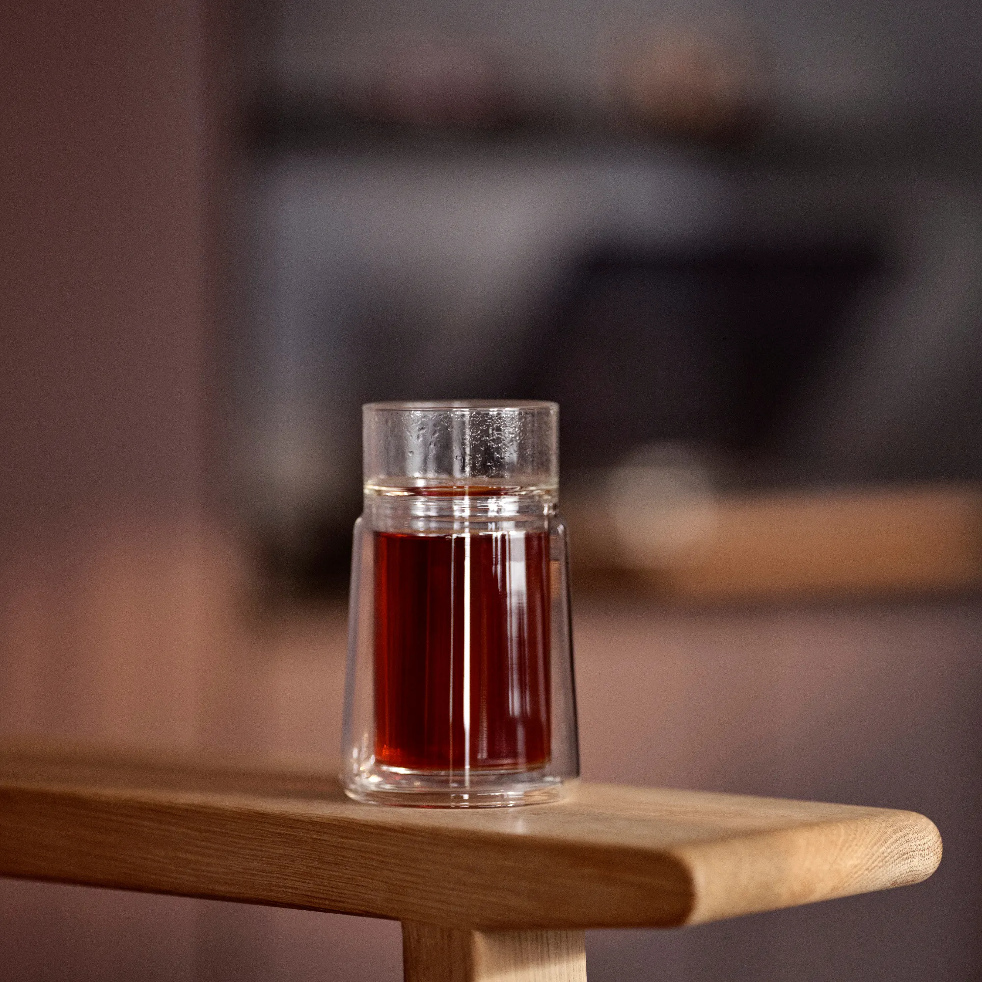 perfume, fragrance, czerwony płyn, butelka szklana, mała butelka