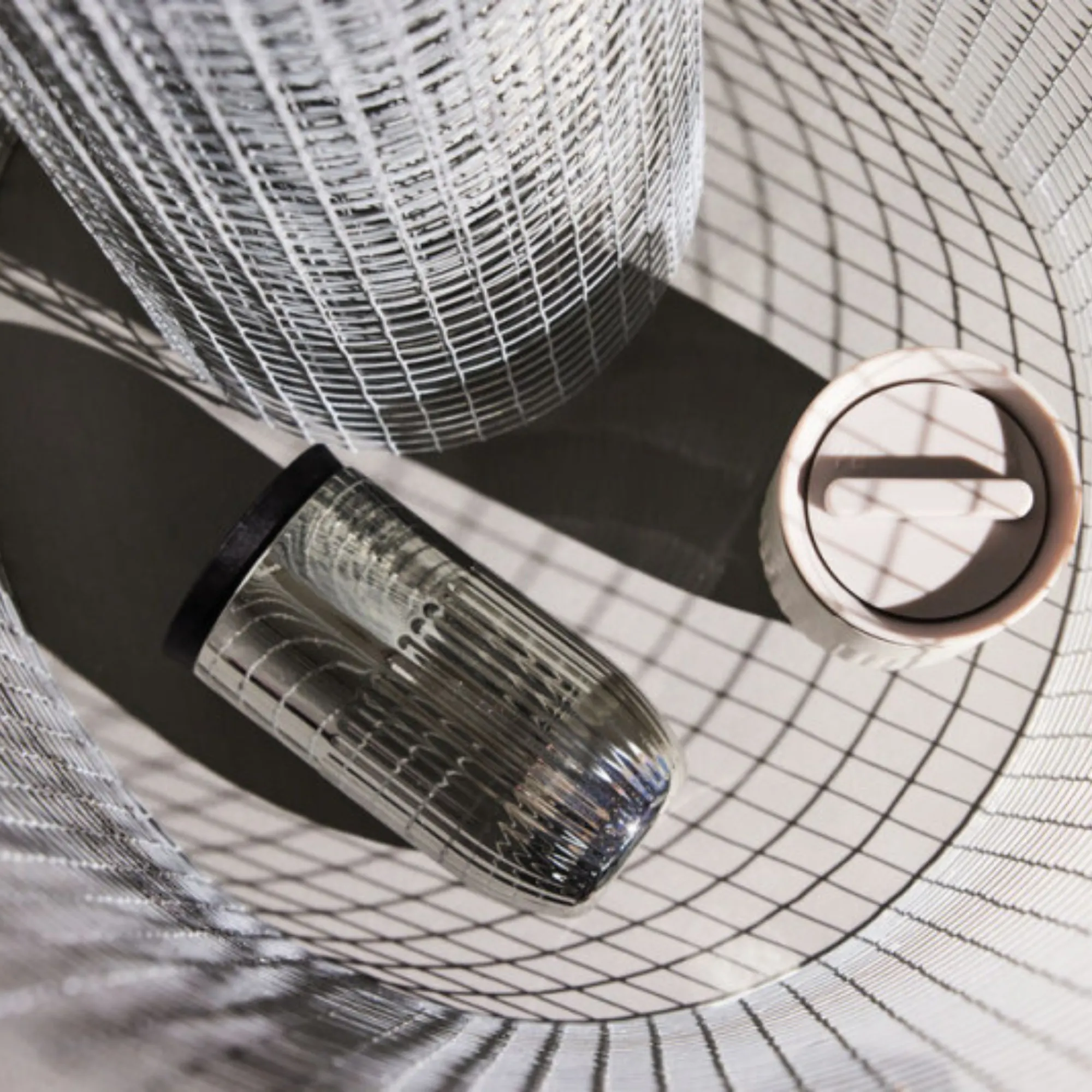 image termiczny kubek, szklany kubek, konstrukcja metalowa, kolor szary, wzór kratkowy