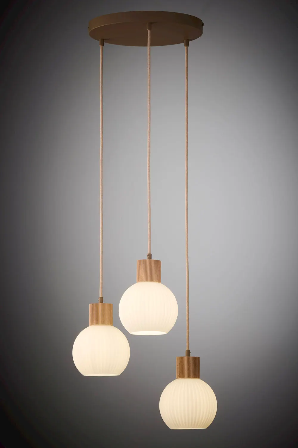 lampa wisząca, trzy zawiesia, kuliste klosze, drewniane osłonki, jasny kolor
