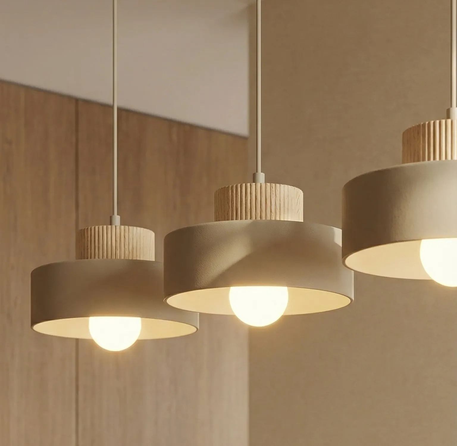 image lampa wisząca, drewniane elementy, kolor beżowy, korpus metalowy, świetlna źródło