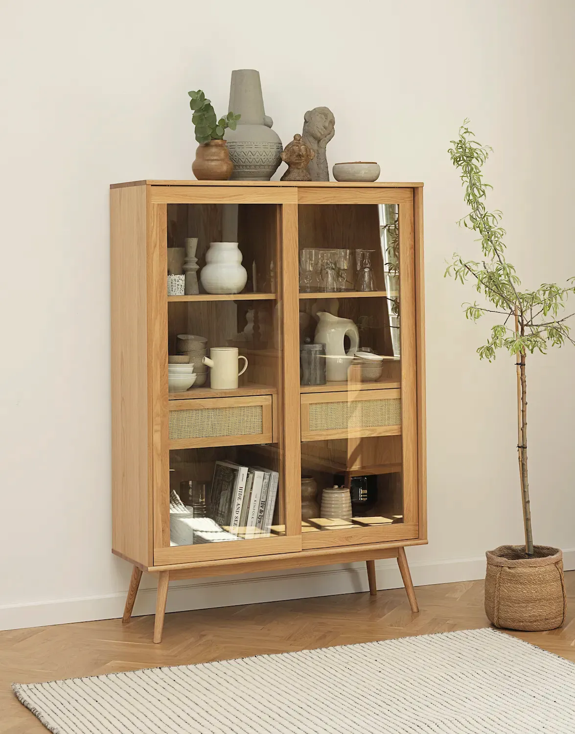 Witryna niska z rattanem BARRALI 2-drzwiowa z 2 szufladami - kolor: naturalny - UN_46720200