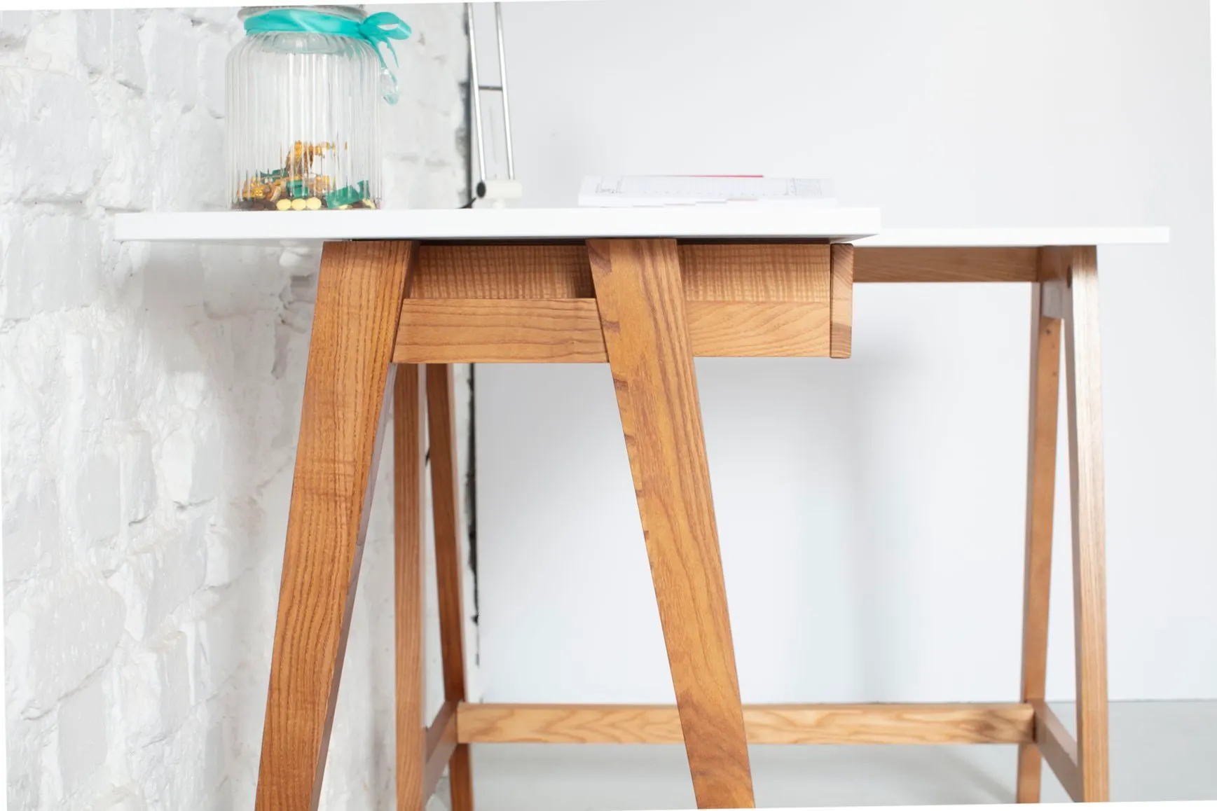 Biurko narożne z szufladami LUKA prawostronne 135x85 biały blat/nogi kolor dąb - RGB_CDLUK21_OAK_R