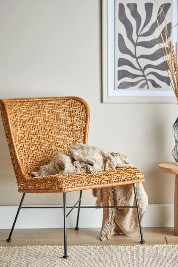 kare opona, krzesło rattanowe, throw blanket, wełniany koc, wnętrze