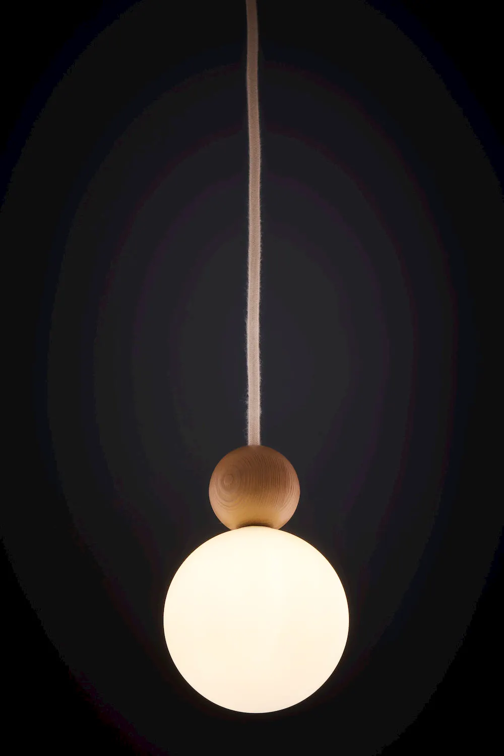 lampa wisząca, kula lampy, bałwan naturalny, bałon drewniana, konstrukcja minimalistyczna
