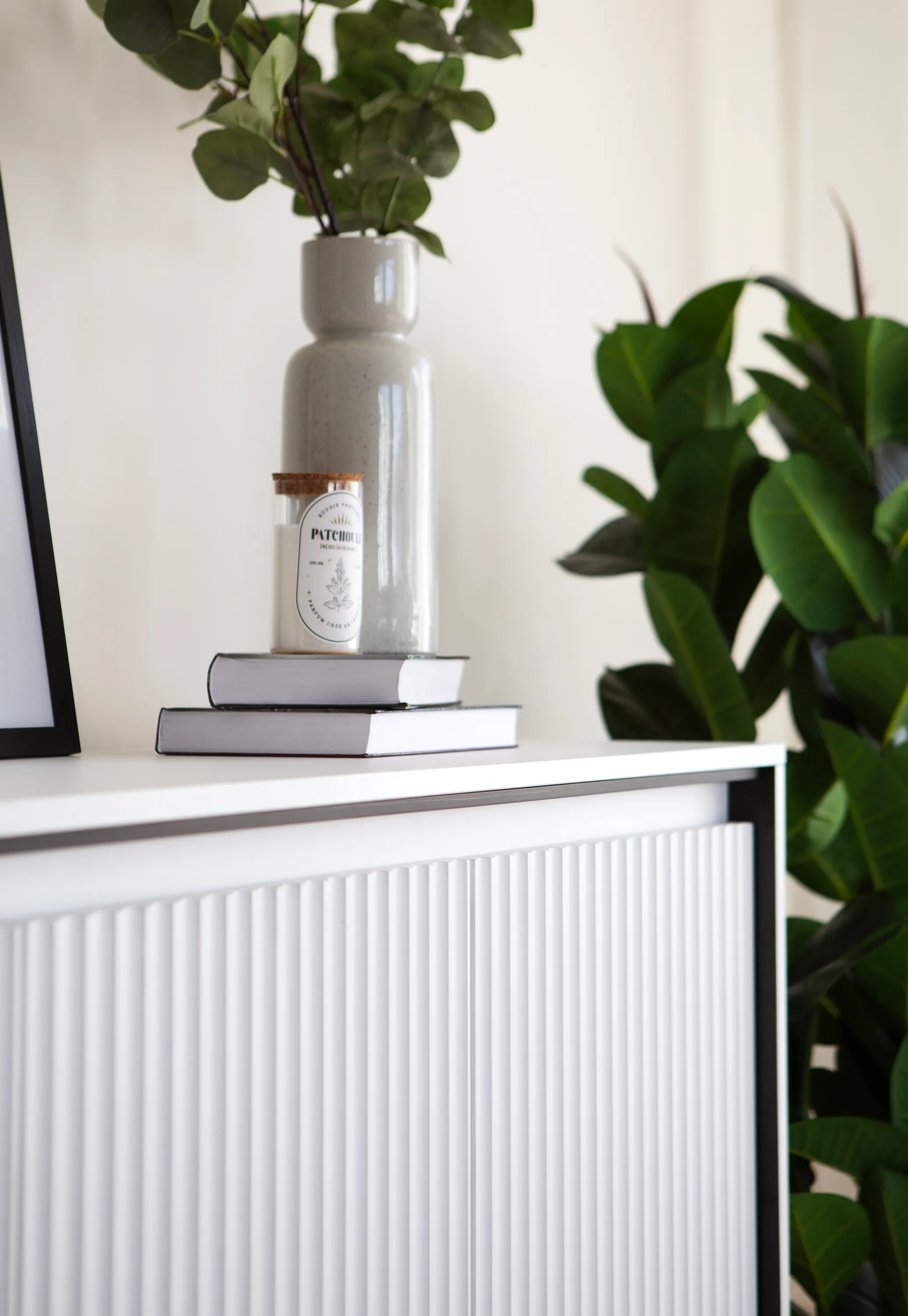 Szafka RTV z oświetleniem TREND TR-05 4D 166cm ryflowana biały/czarny - TR5BIC-V2