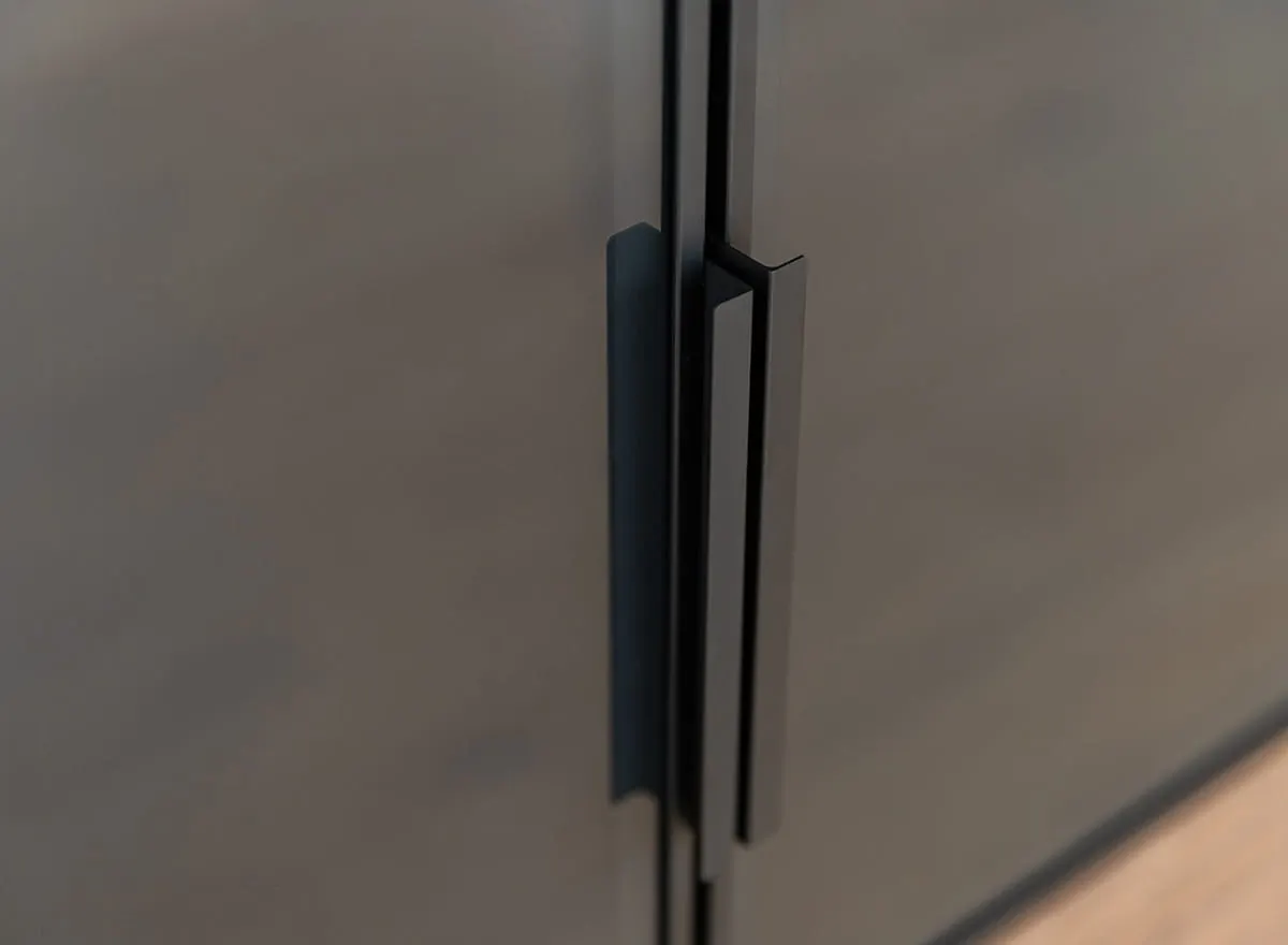 Witryna 2-drzwiowa z 3 szufladami MODERN LOFT dębowa - tabacco - PLMOL10ST