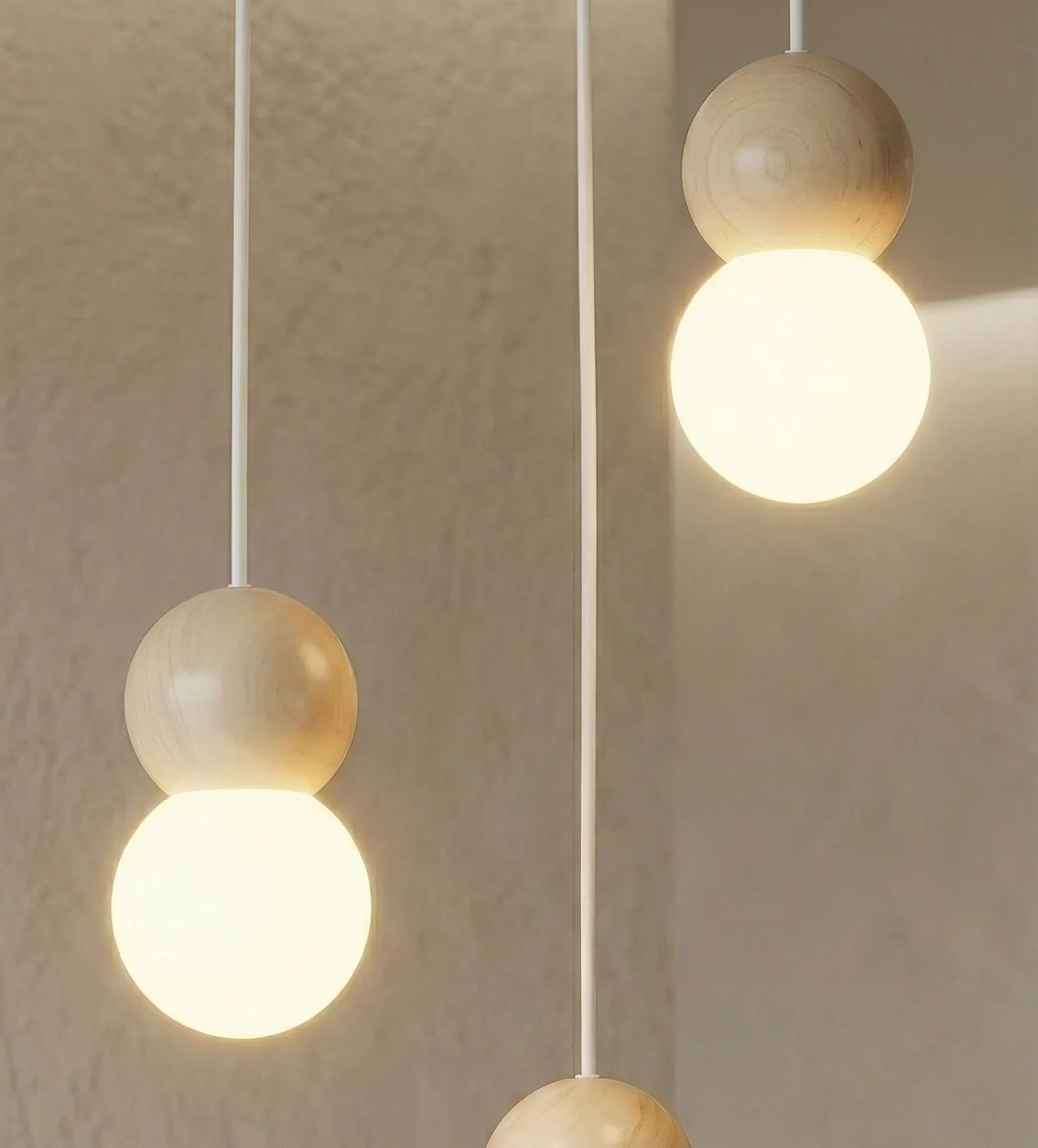 image lampa wisząca, kule lampek, drewniane elementy, białe światło, styl skandynawski