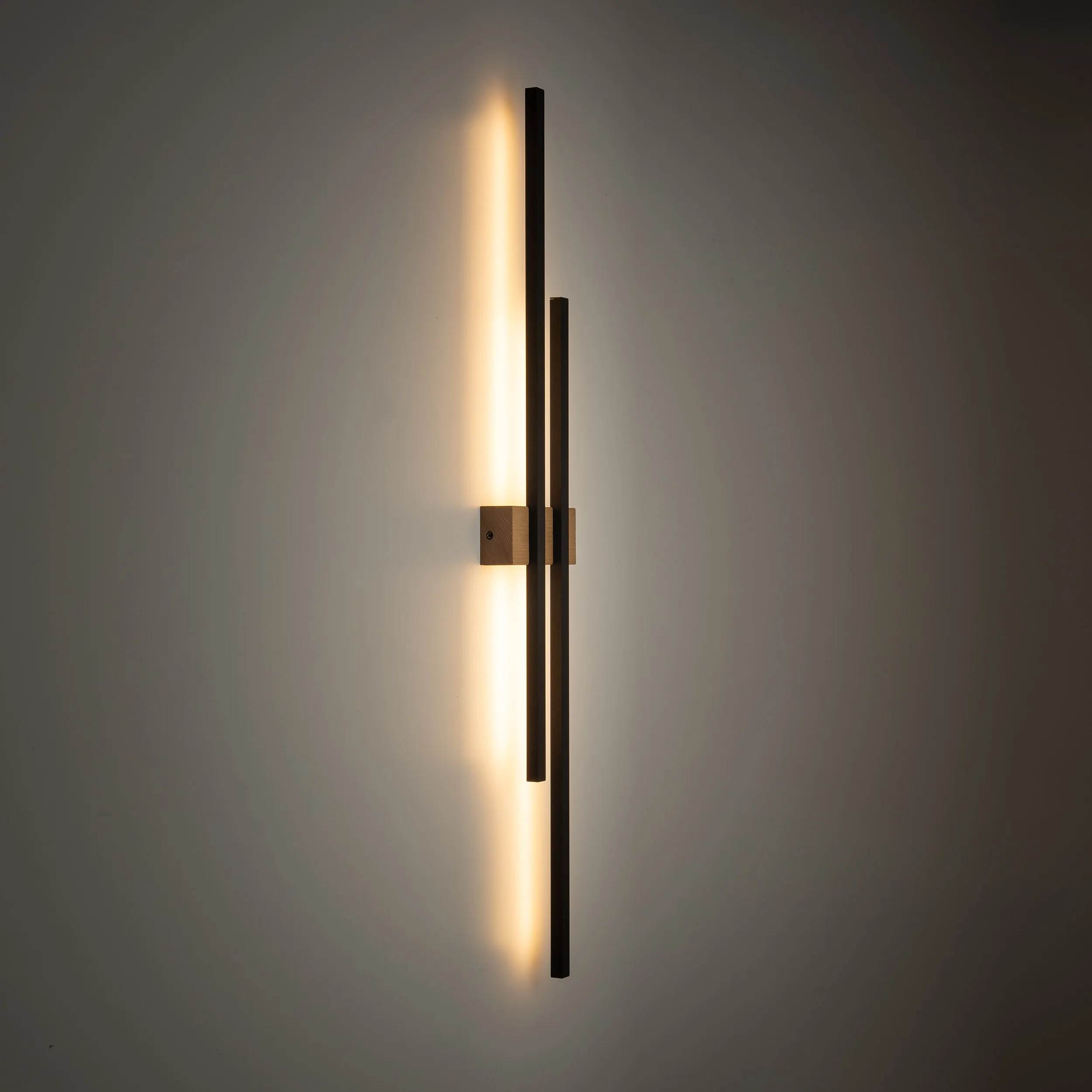 Kinkiet FLASH LED 8W czarny z drewnianym elementem z sosny 90x13x5cm - TK_6416