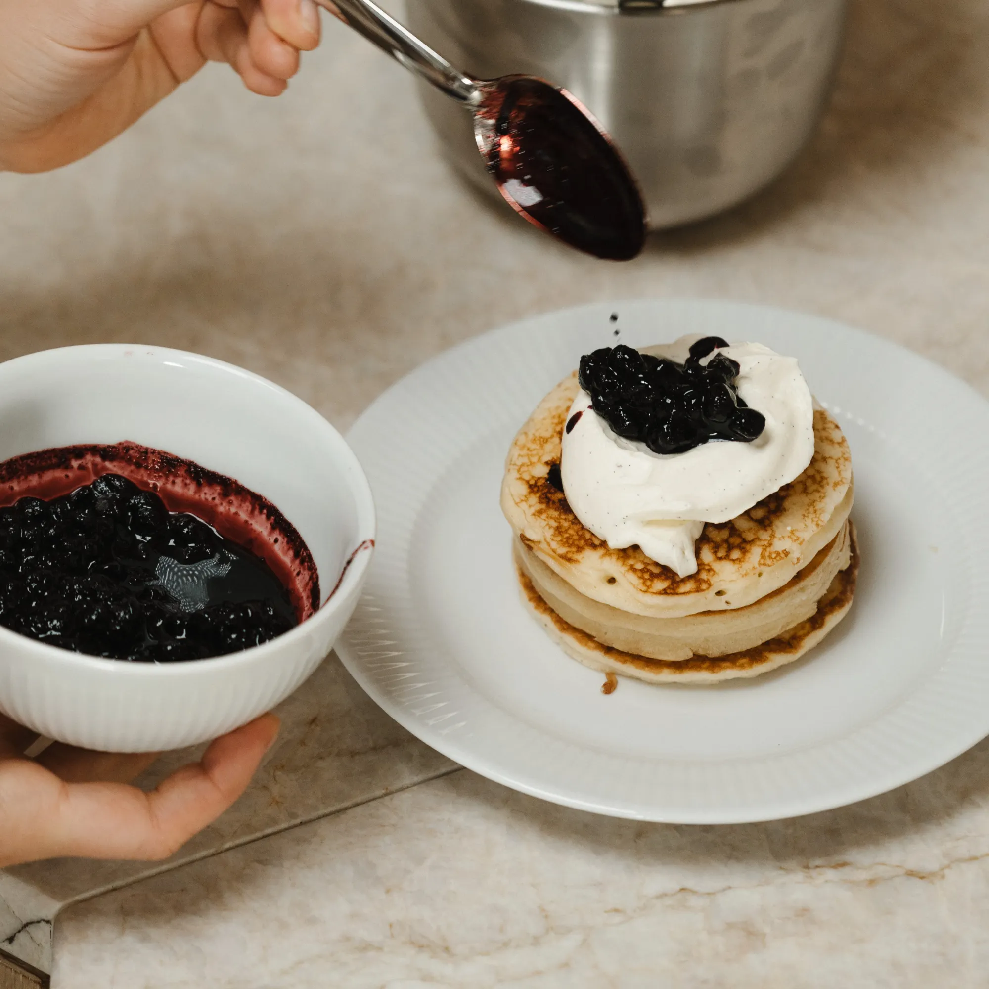 image nalesniki, serek mascarpone, fotografia kulinarna, syrop malinowy, deser