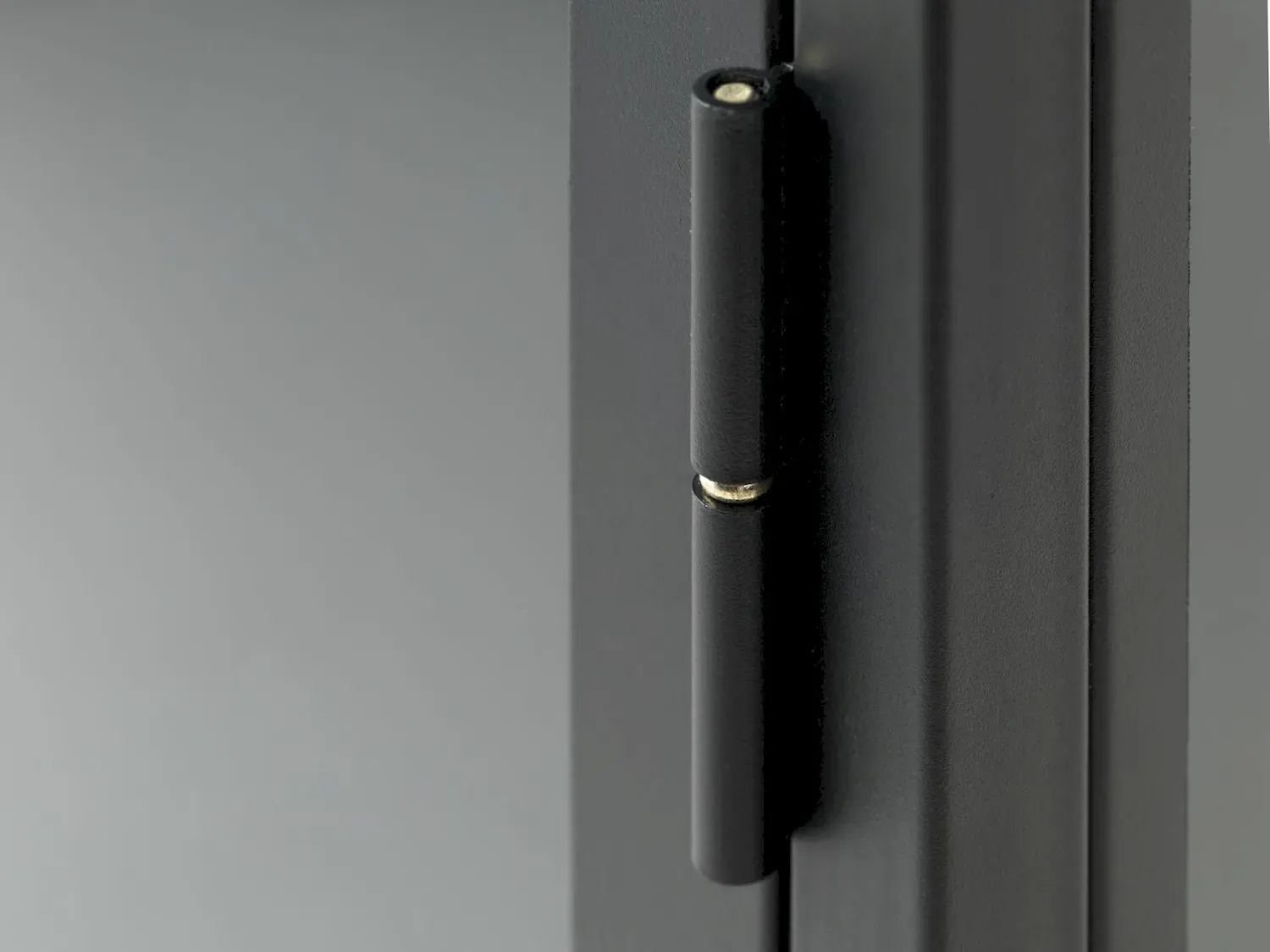 Szafka RTV 3-drzwiowa CARMEL z przeszklonymi drzwiami i bokami 132 cm - czarna - UN_44300600