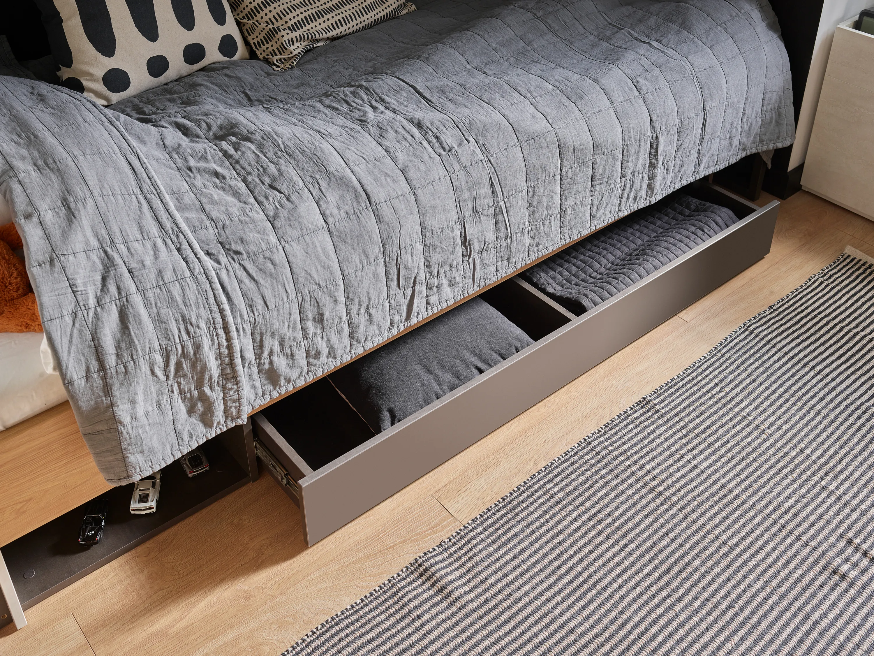 Łóżko ze stelażem Teen Flex TF-17 120x200 hikora naturalna/silk flou/surowa stal - TF17SFH