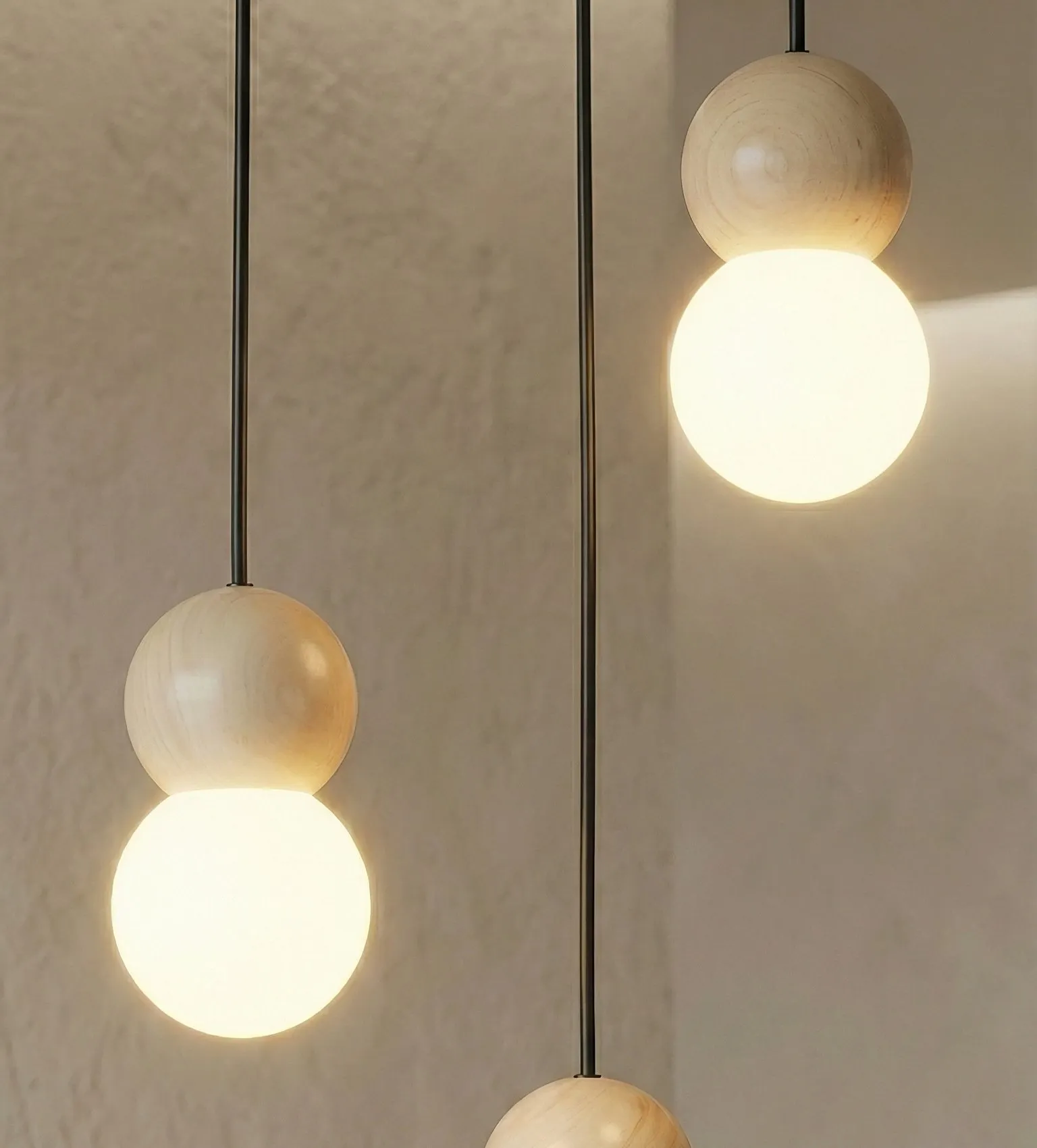 lampa wisząca, kule drewniane, biała świecąca kula, oprawa sufitowa, duża kula światła