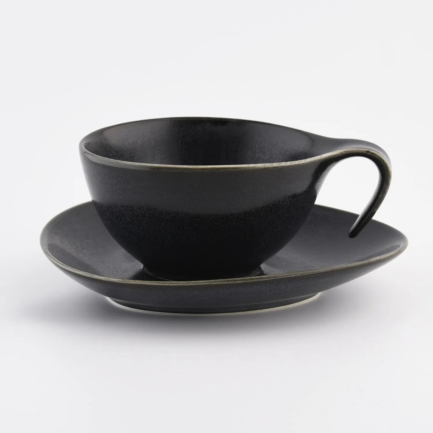 porcelanowy kubek, czarna ceramika, spodek z filiżanką, dekor jedwabna, kawa napój