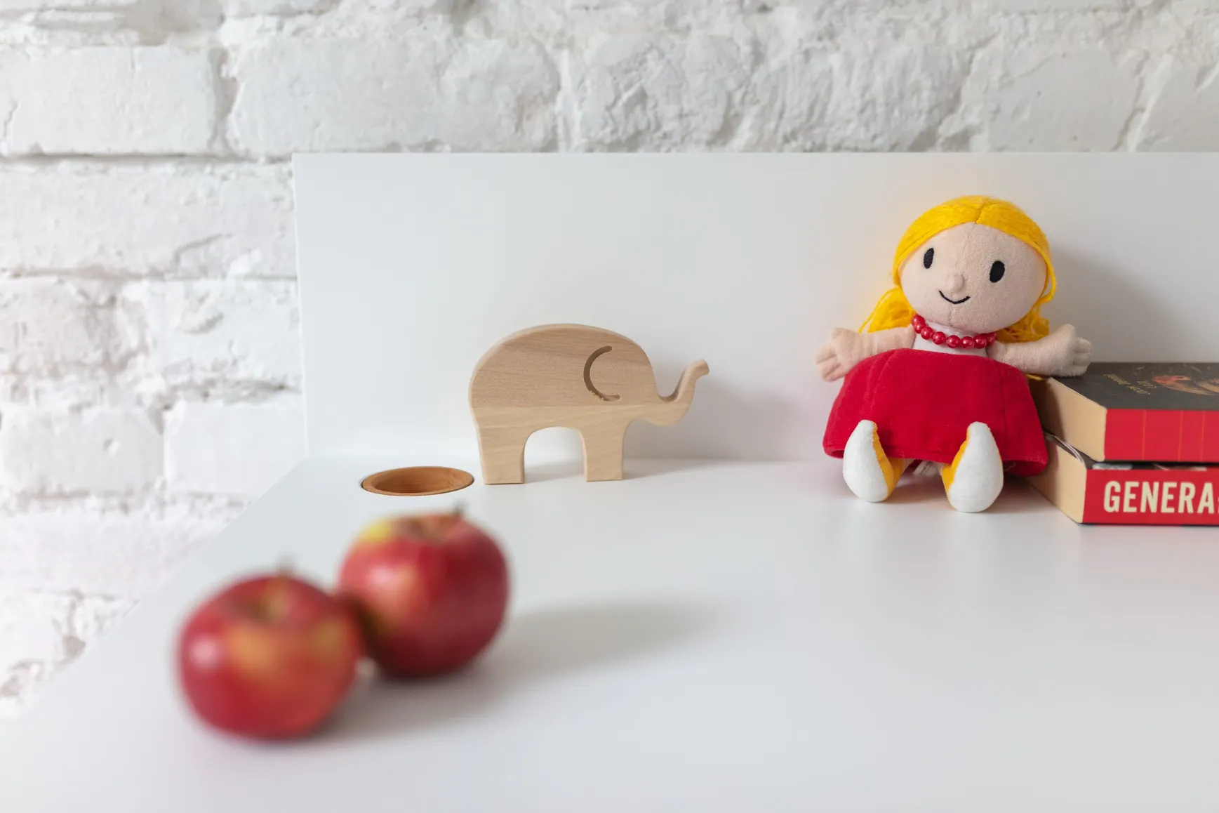 Biurko z otworem na kable LUKA 110x50 ciemnoszary blat/kolor dębu - RGB_WDLUK36_OAK