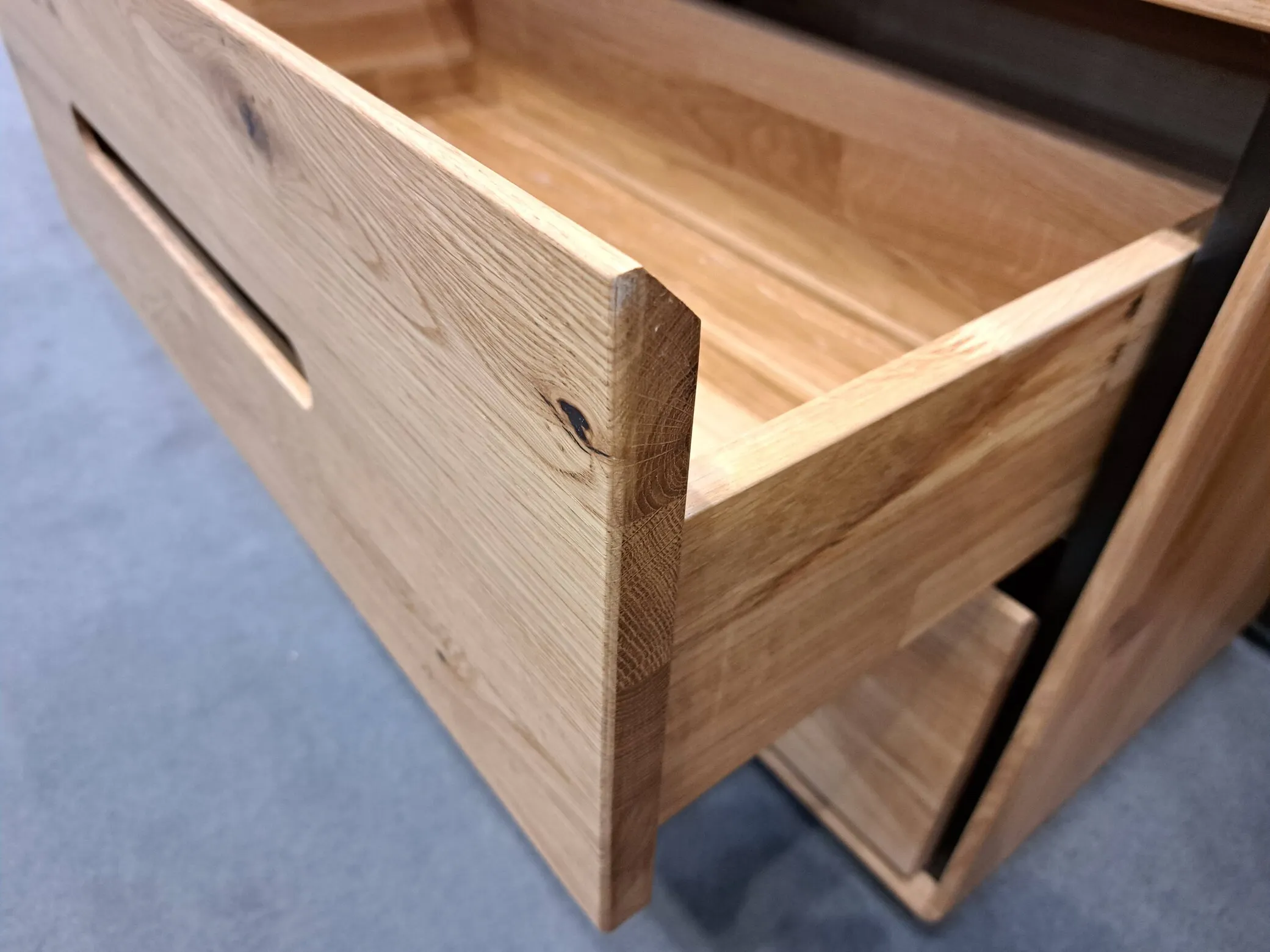 Komoda 2-drzwiowa z 3 szufladami dębowa MELLOW 165x77 - GK_103625302