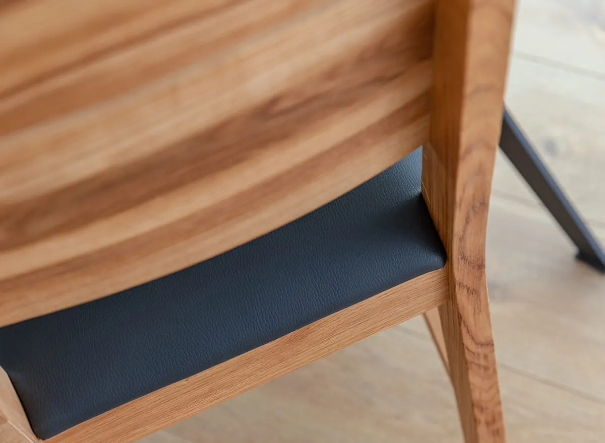 Krzesło drewniane VERTO czarne siedzisko ekoskóra dąb olejowany - KDB02CZ