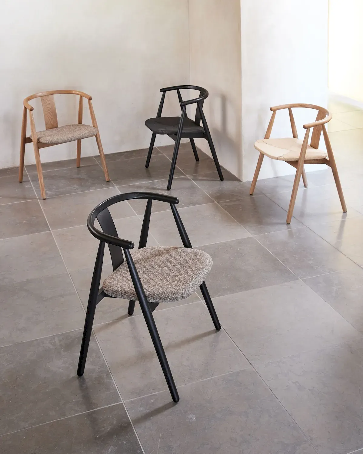 Krzesło drewniane okrągłe RELATE z podłokietnikami naturalny - UN_49560000