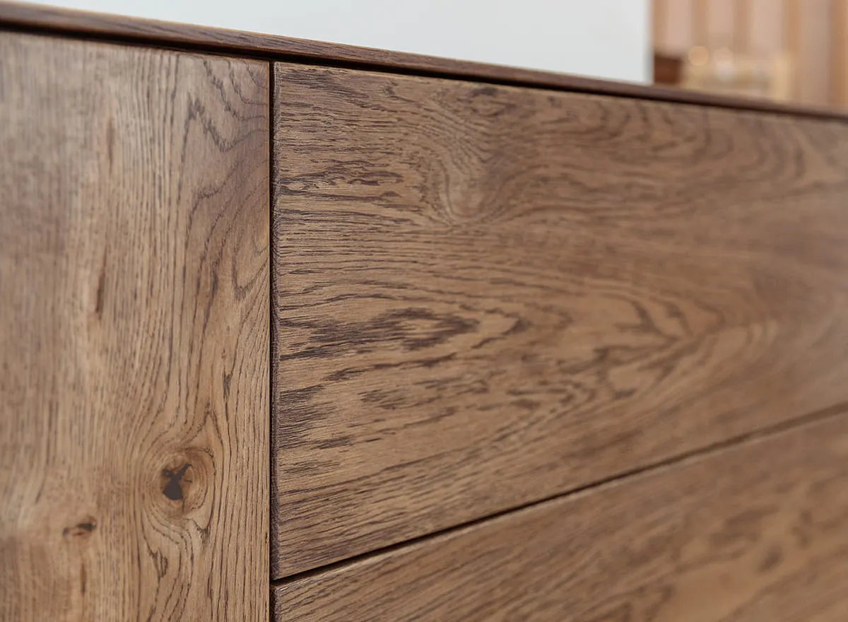 Komoda dębowa COLLODI szeroka 4-drzwiowa z oświetleniem 185 cm - tabacco - ZICOL05T