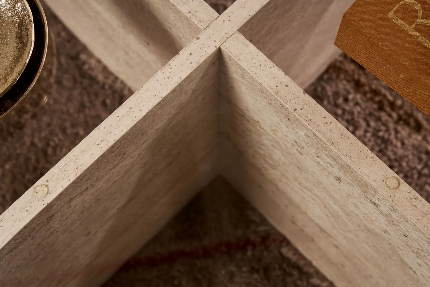 Stolik kawowy okrągły AERIS 75 cm trawertynowy szklany blat transparentny - ASI_668NRD1106