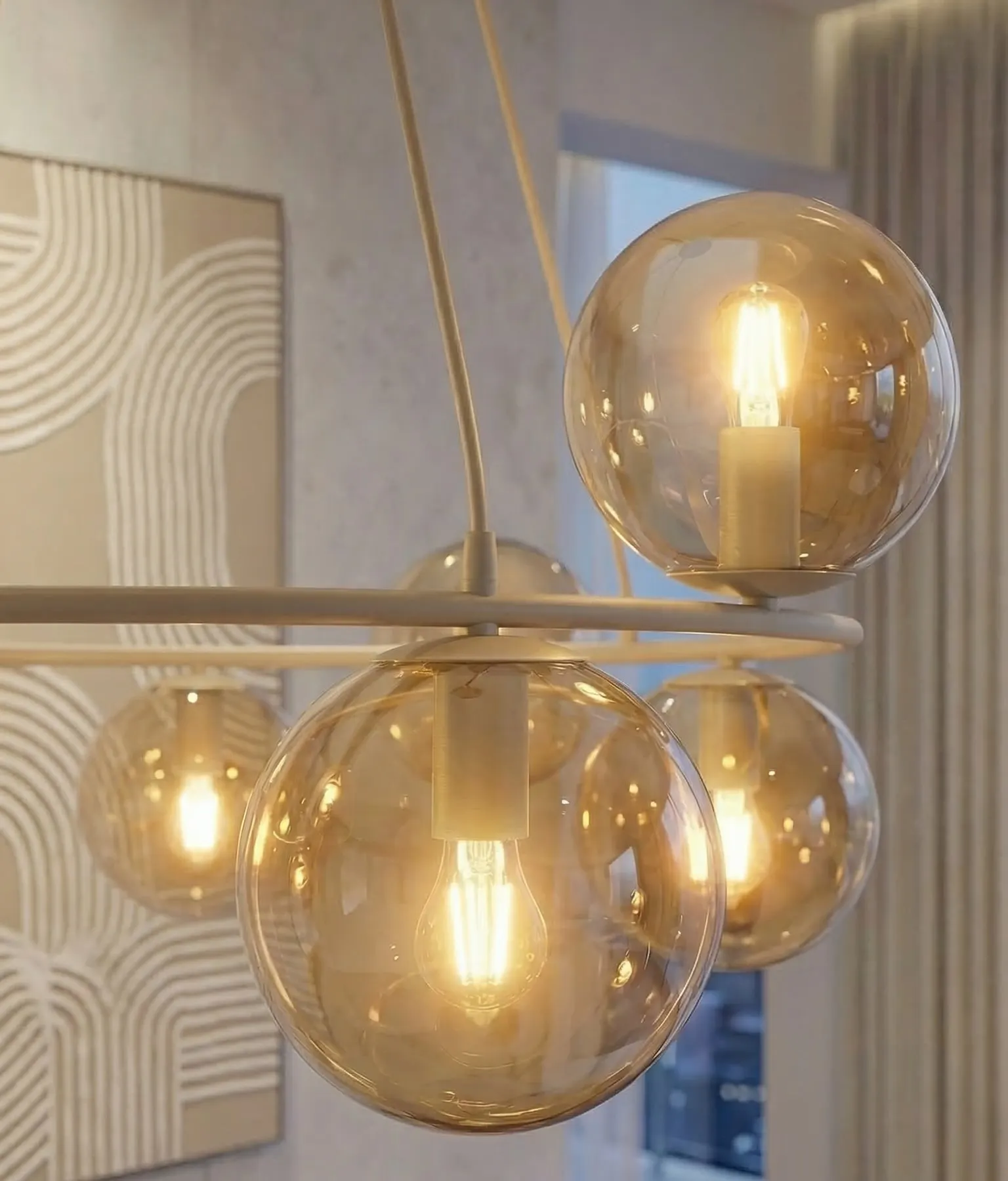 image lampa wisząca, globusowe klosze, źródło światła, metalowa konstrukcja, przezroczyste kule