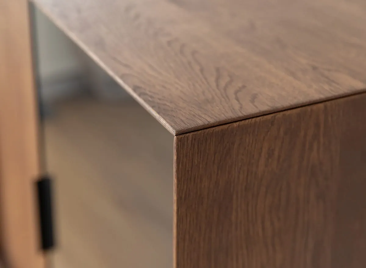 Komoda dębowa MODERN LOFT z przeszklonym barkiem - tabacco - PLMOL01ST