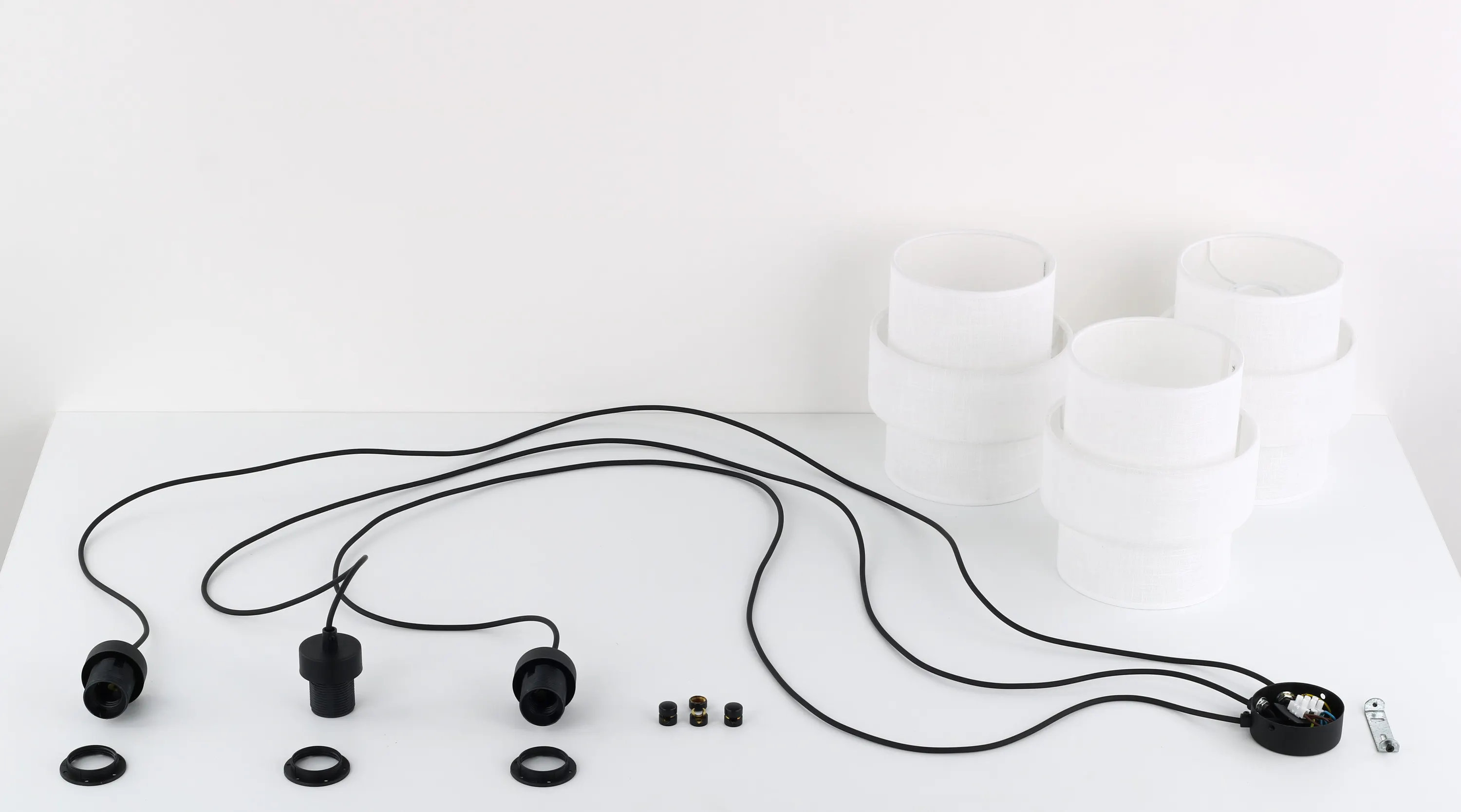 Lampa wisząca CALISTO czarna z białymi kloszami z tkaniny podwieszona dodatkowo 150cm - TK_5975