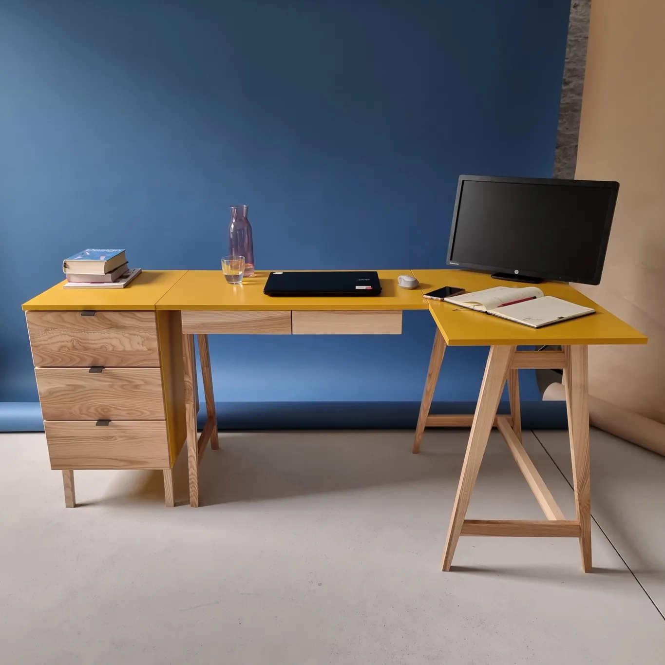 Biurko narożne z szufladą LUKA prawostronne 135x85 żółty blat/ drewniane nogi - NRGB_CDLUK25_R