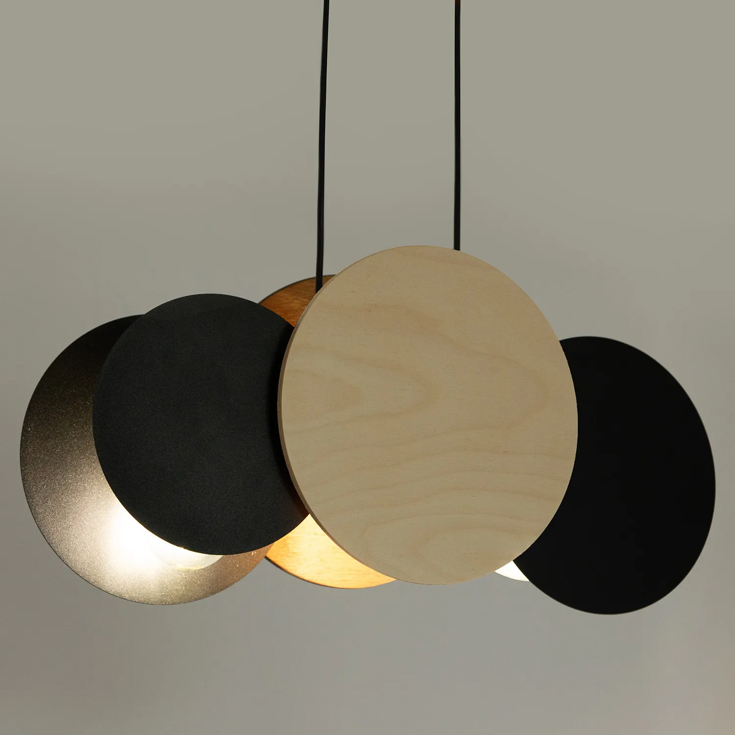 Lampa wisząca TOLA 3 czarna efekt drewna — zdjęcie 2