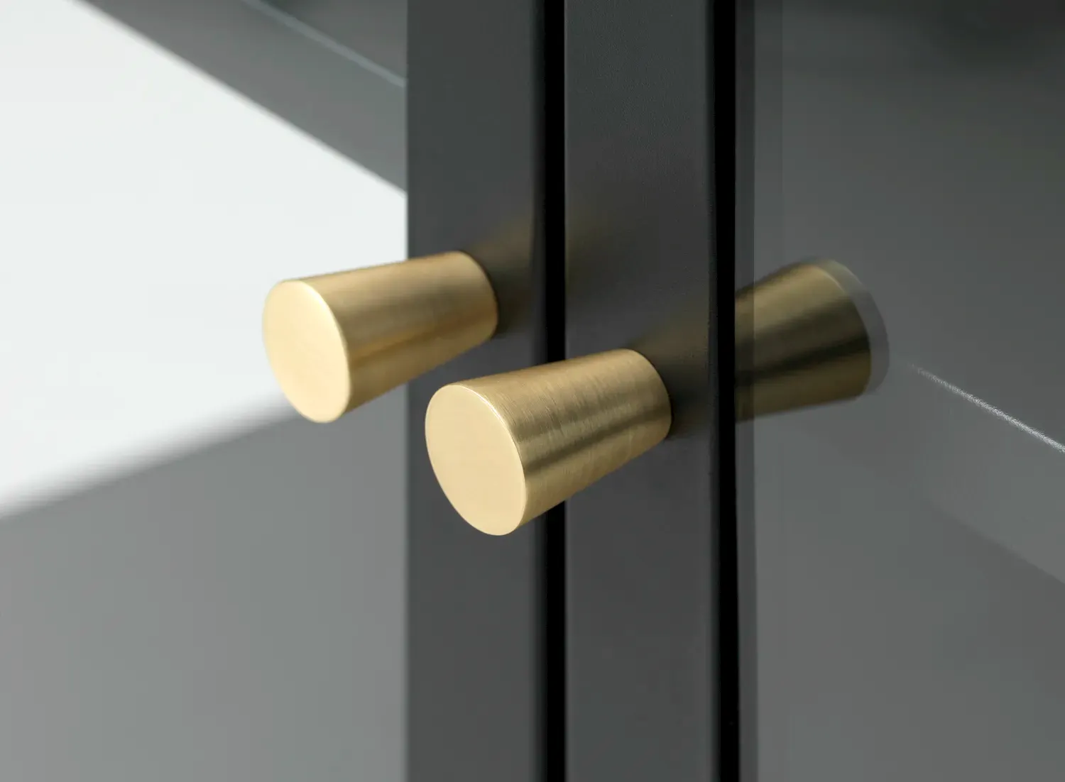 Witryna niska CARMEL 2-drzwiowa z przeszklonymi drzwiami i bokami 140 cm - czarna - UN_42280600