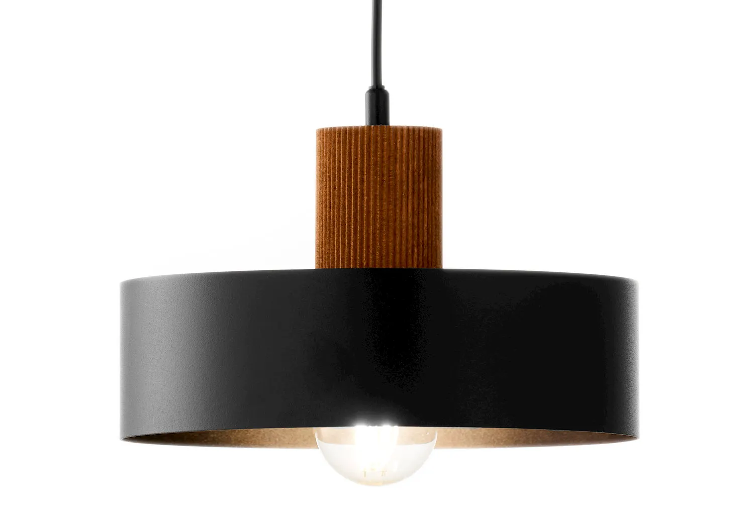 image lampa wisząca, czarny abażur, drewniany element, żarówka, kabel prowadzący