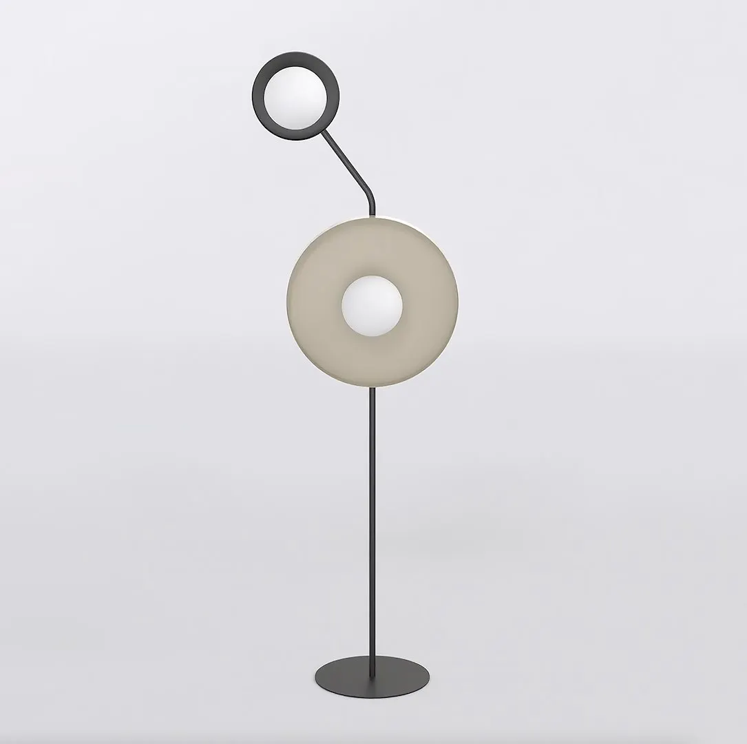 stojąca lampa, rzeźbiona ozdoba, metalowa konstrukcja, okrągłe elementy, minimalistyczny design