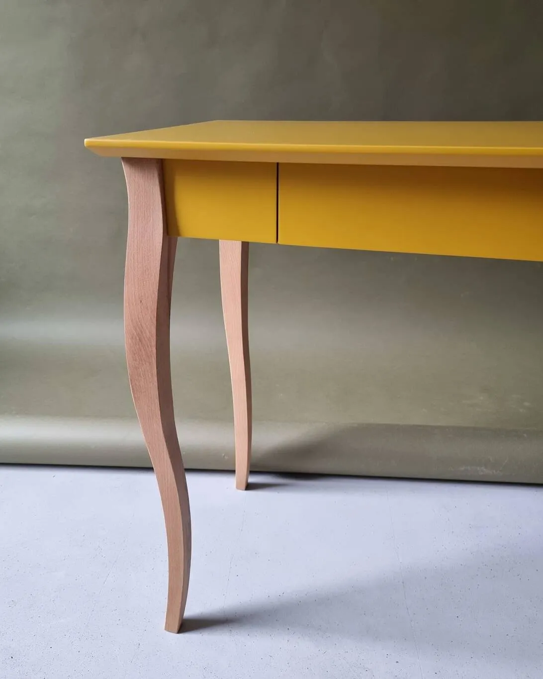 Biurko z szufladą LILLO 85x40 żółty blat/drewniane nogi - NRAGABAWDLIL25