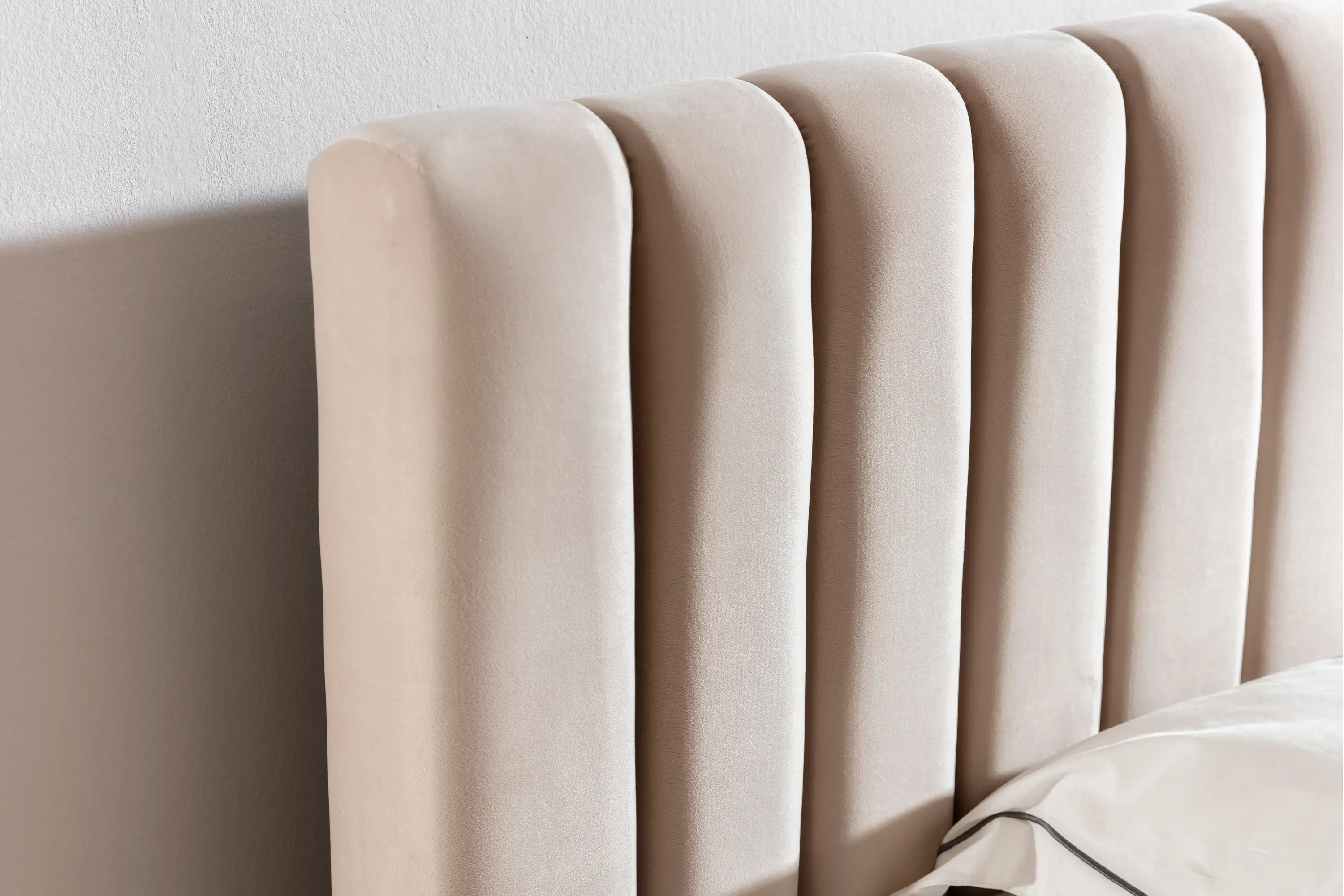 Łóżko Nicole z pojemnikiem / 140x200 / Velluto 2 - beżowy - B_158558