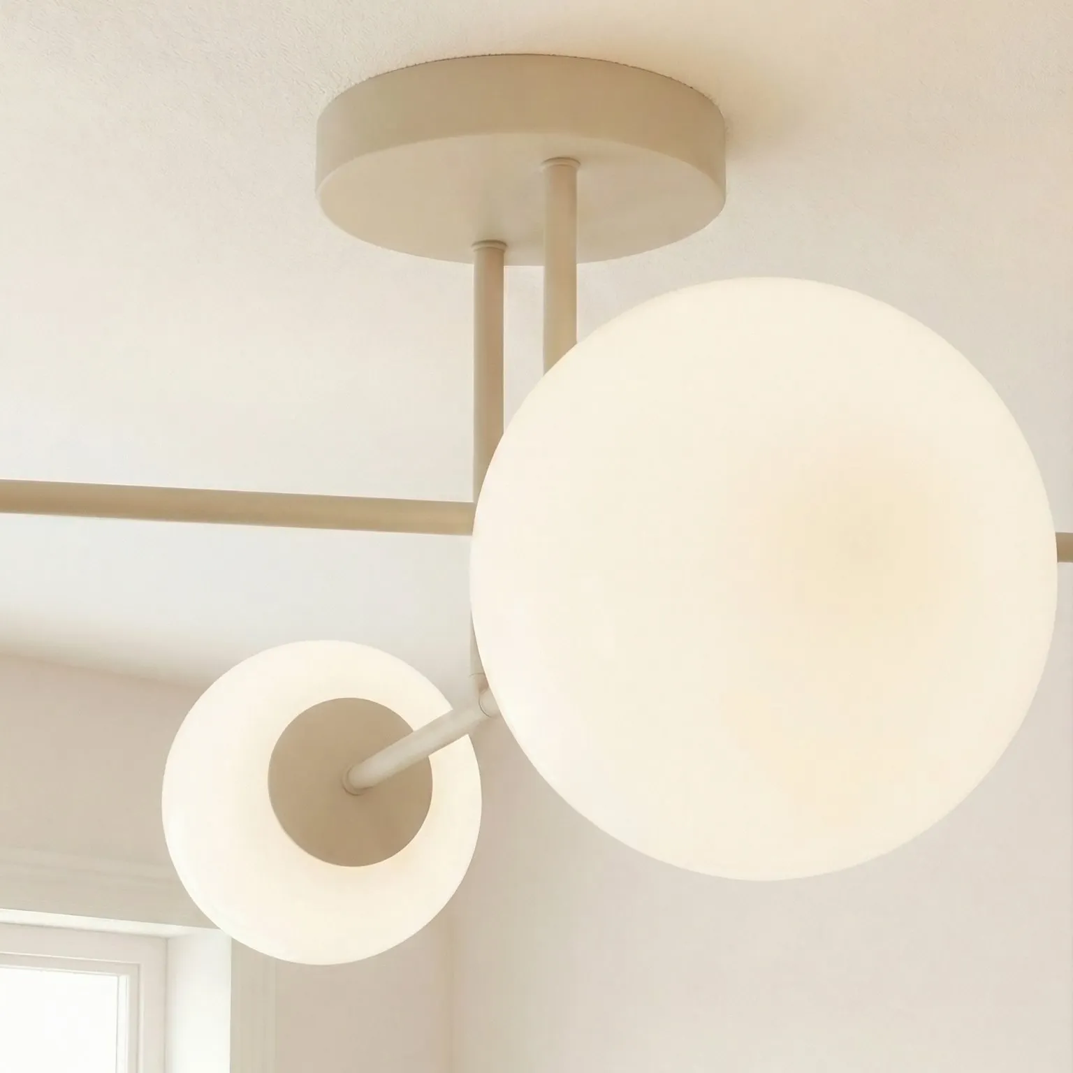 image lampa sufitowa, oświetlenie, kuleczki, biała, metalowy stelaż