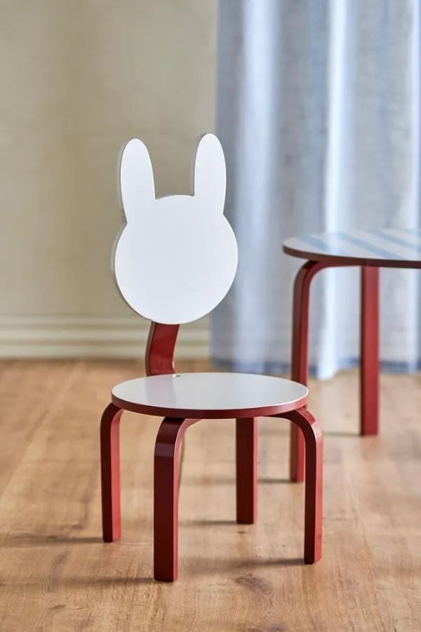 krzesło dziecięce, bocian? bunny? backrest w kształcie króliczka, czerwone nogi, okrągłe siedzisko, drewniana podloga