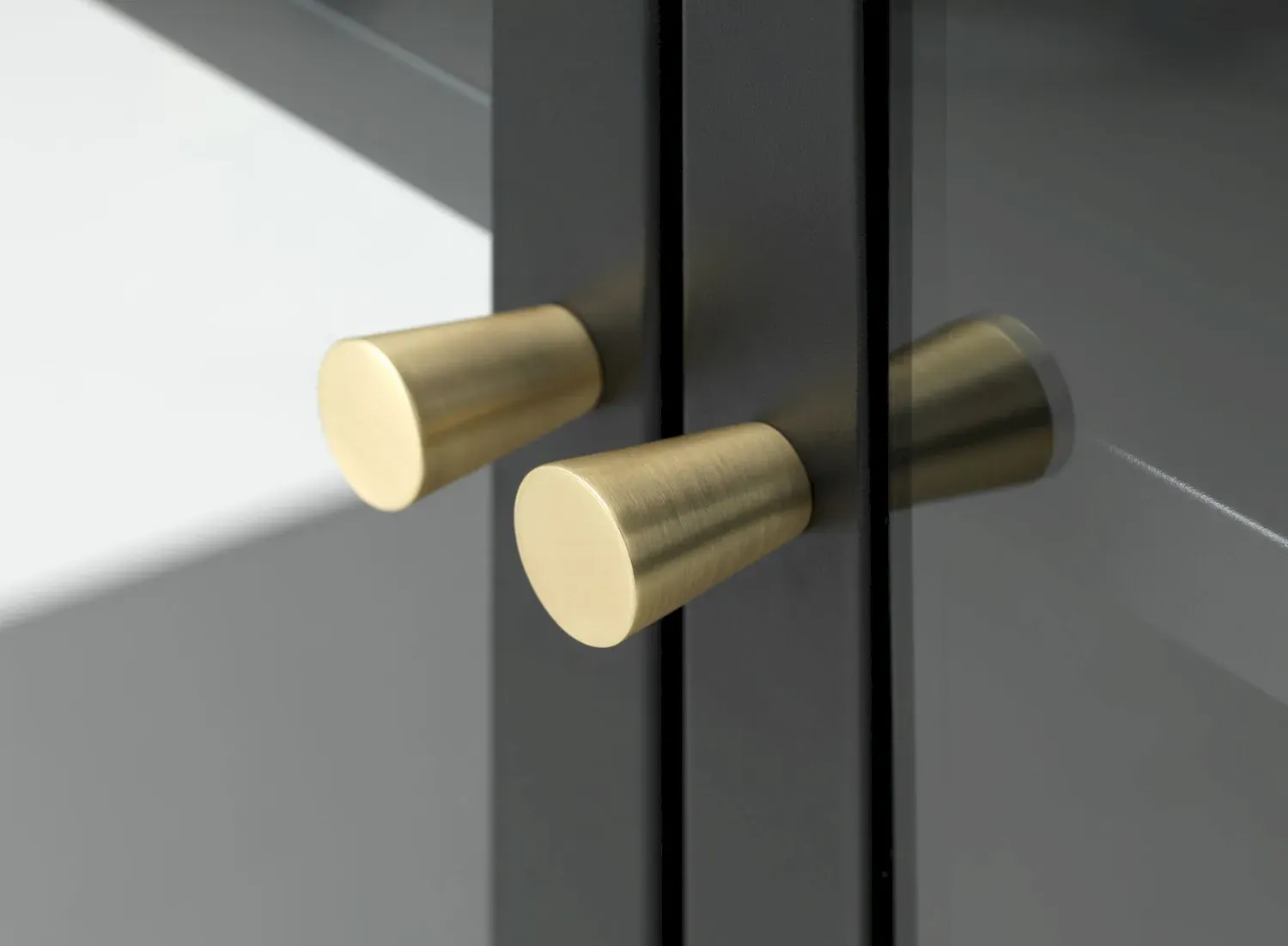 Szafka RTV 3-drzwiowa CARMEL z przeszklonymi drzwiami i bokami 132 cm - czarna - UN_44300600