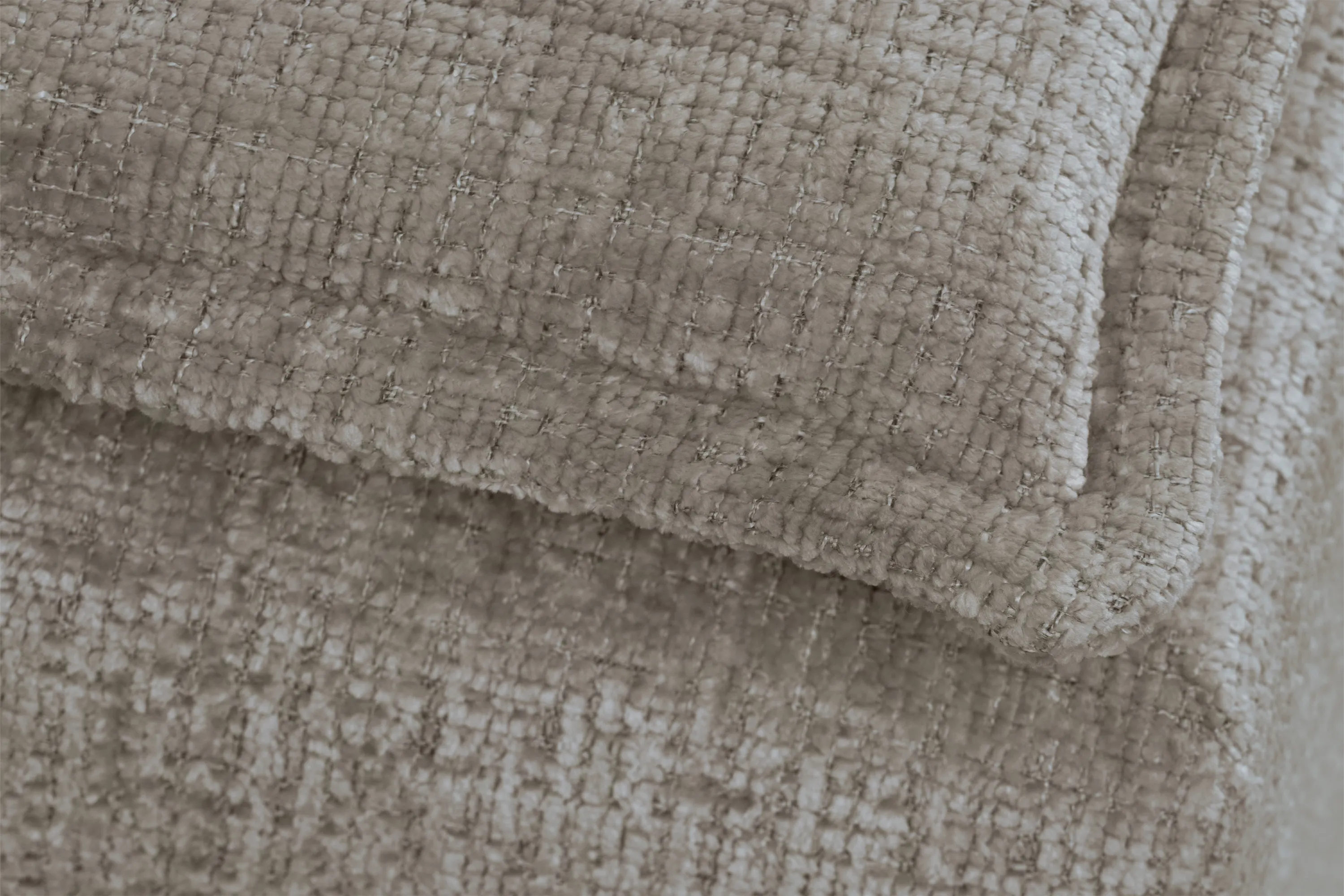 Sofa rozkładana z pojemnikiem FIRIOZA 210 cm ciemnobeżowa - B_165928