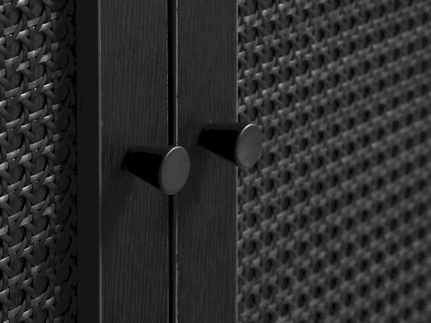 Komoda 3-drzwiowa PENSACOLA 140x80 rattan/czarna - UN_43211013