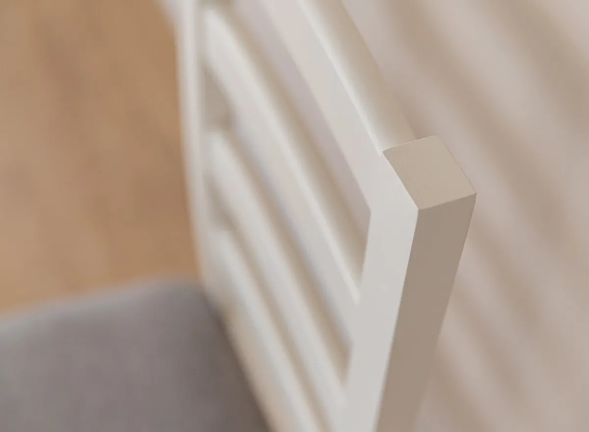 Krzesło BELLUNO ELEGANTE 01 z jasnoszarym siedziskiem materiałowym - białe (STORM 85) - DRMKT01/S85