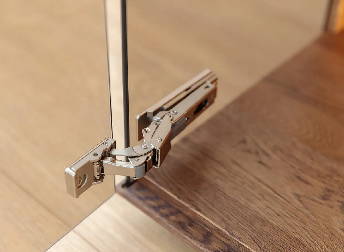 Komoda TV dębowa COLLODI z przeszkleniem i oświetleniem 185 cm - tabacco - ZICOL09T