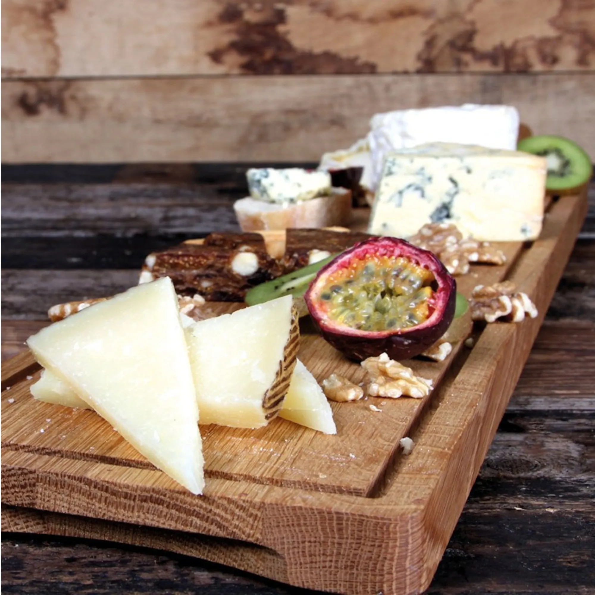 ser, wędliny, talerz serów, ser pleśniowy, owoc exotyczny