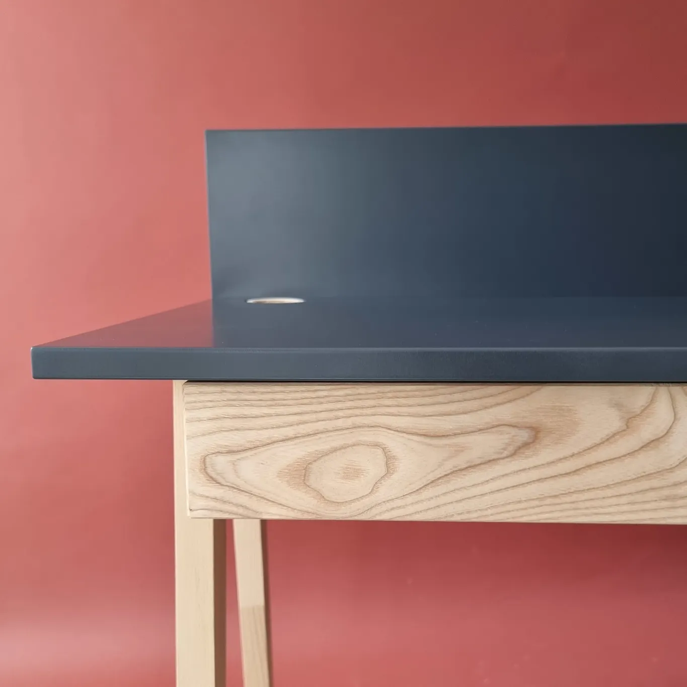 Biurko z szufladami i panelem LUKA 85x50 grafitowe/jesionowe nogi - RGB_WDLUK23_DRAW