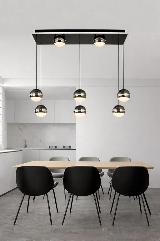 image lampa wisząca, kinkiety, zestaw żyrandolowy, stół drewniany, krzesła do jadalni
