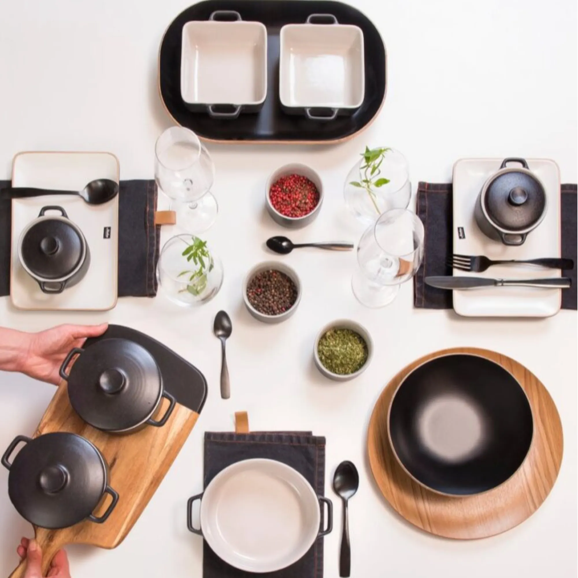 naczynia żeliwne, patelnia żeliwna, zestaw garnków, miska ceramiczna, kuchnia minimalistyczna