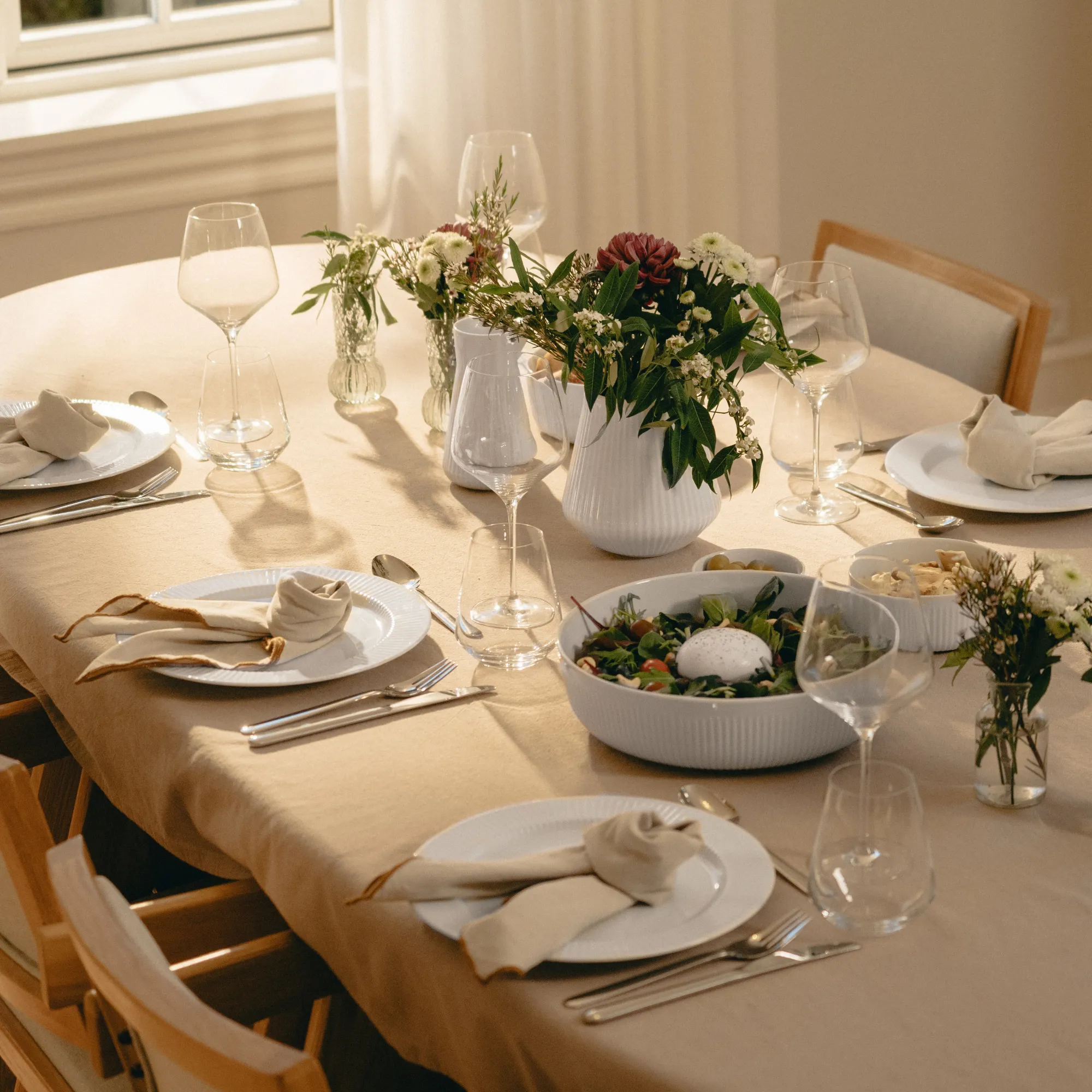 stół, obrus, kieliszki, salaterka, kwiaty