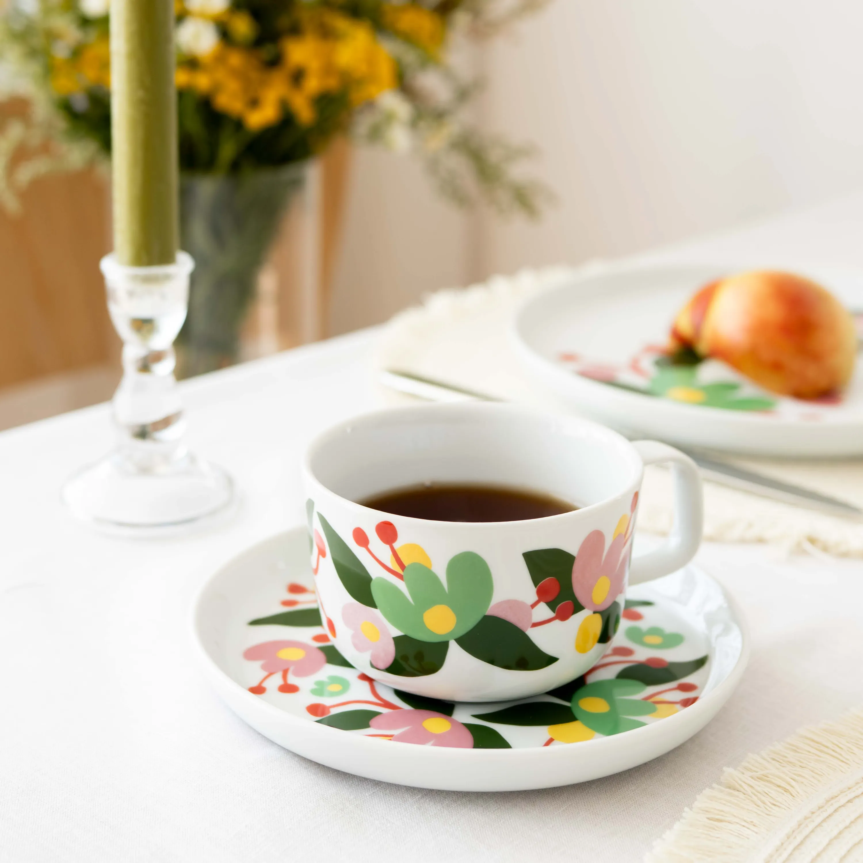 kawalnica, naczynie z wzorem, kubek do kawy, kwiatowy wzór, porcelana