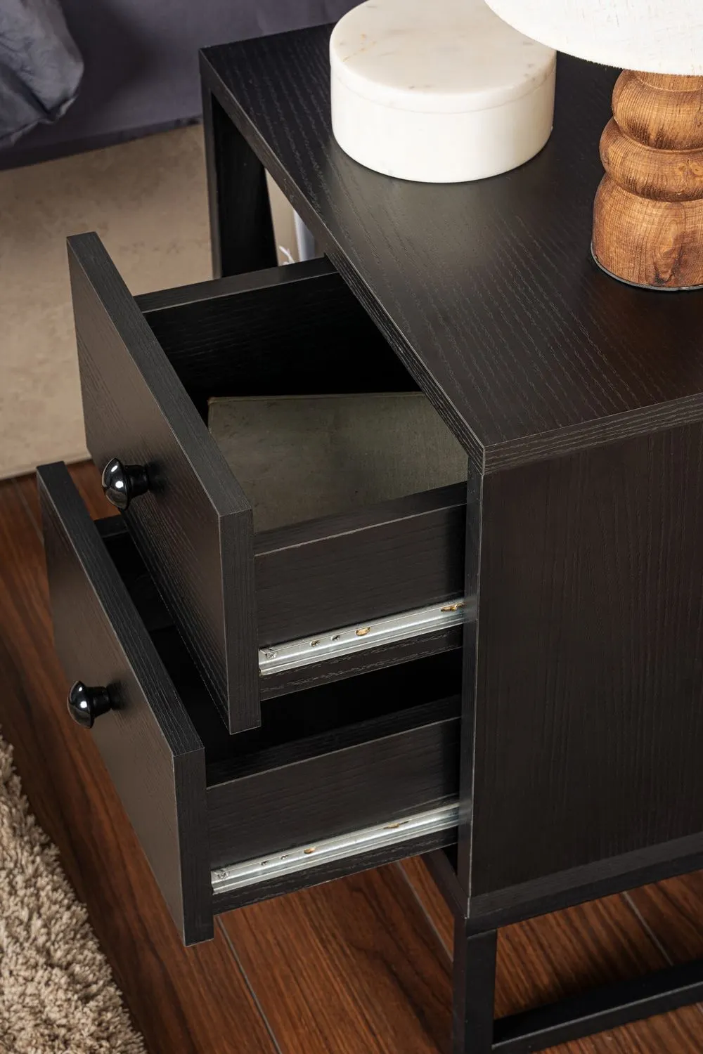 Szafka nocna z 2 szufladami i wnęką GLIMMER efekt drewna czarny stelaż - ASI_241NRD1411