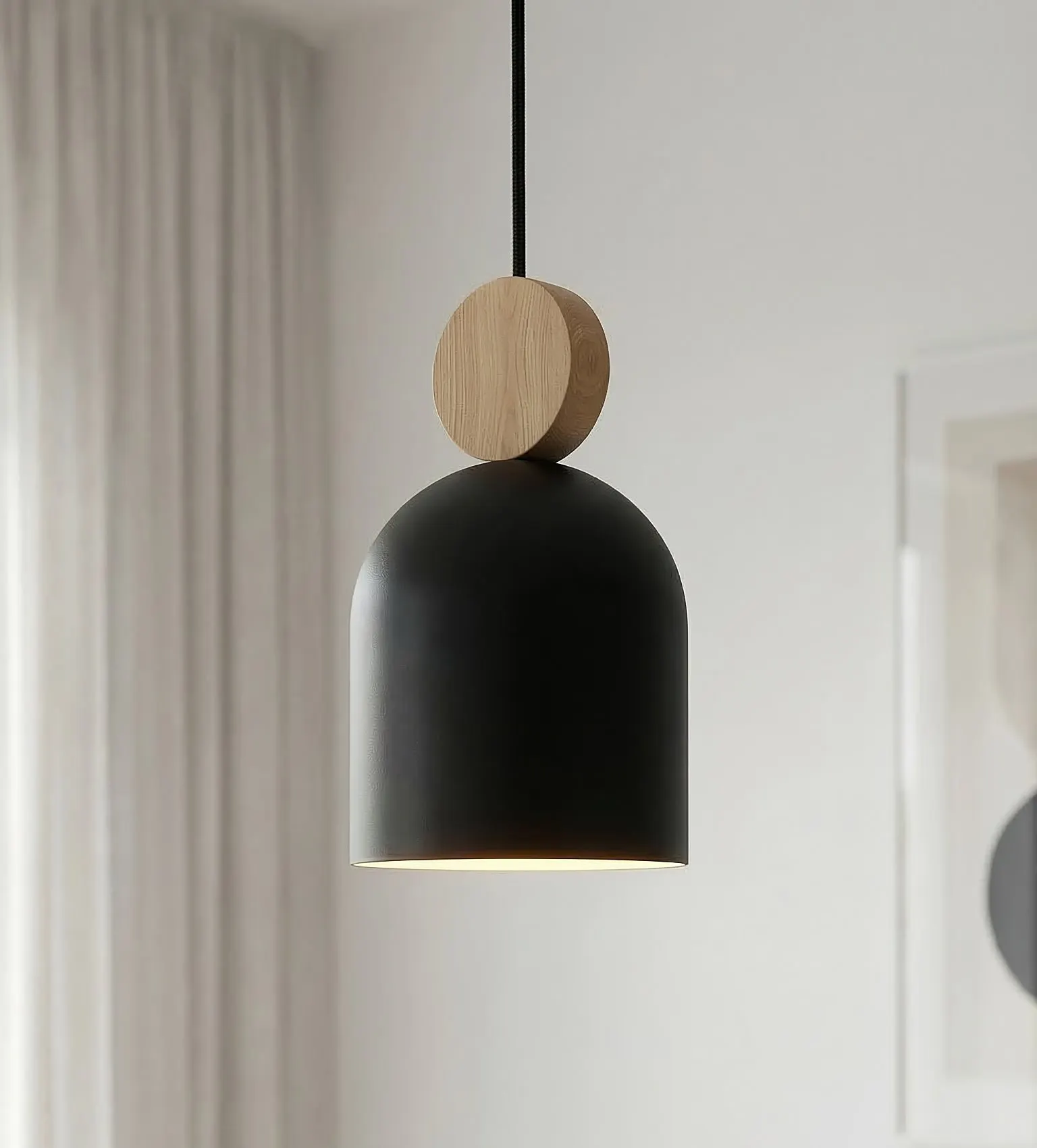 lampa wisząca, czarna lampa, metalowy abażur, drewniana podstawa, minimalistyczny design