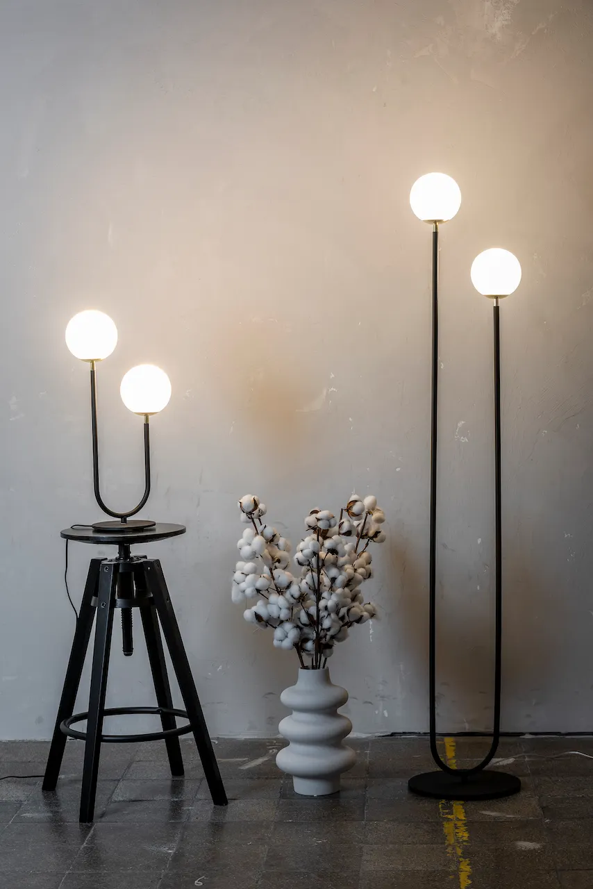 Lampa stołowa FERRONE czarna mosiądz z 2 okrągłymi białymi kloszami 52cm - 7072